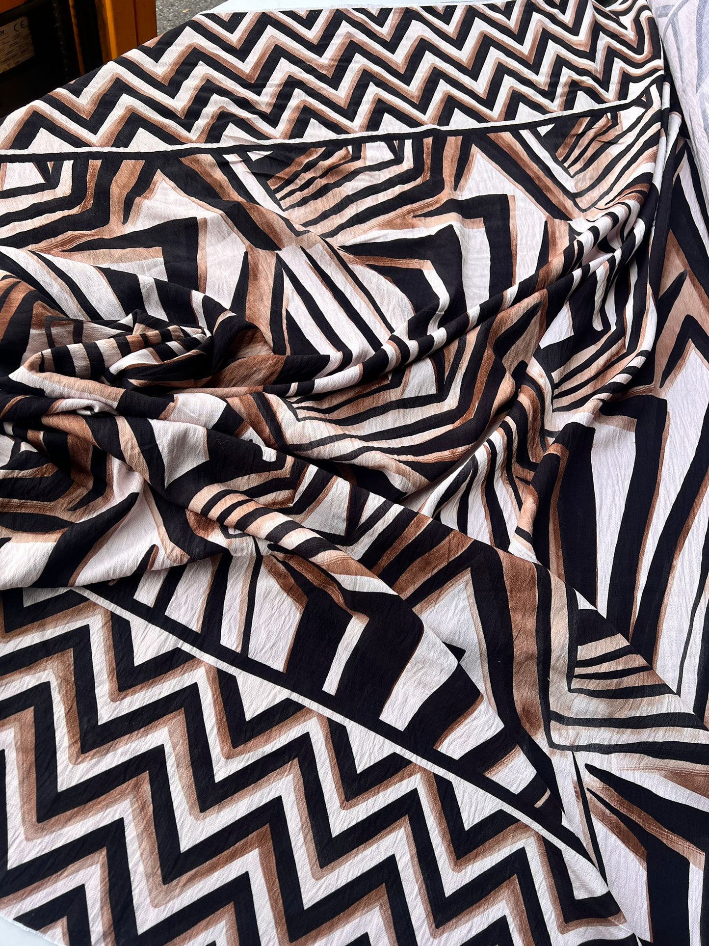 LULU 006 Double Border Print Viscose Crêpe Black&Ecru