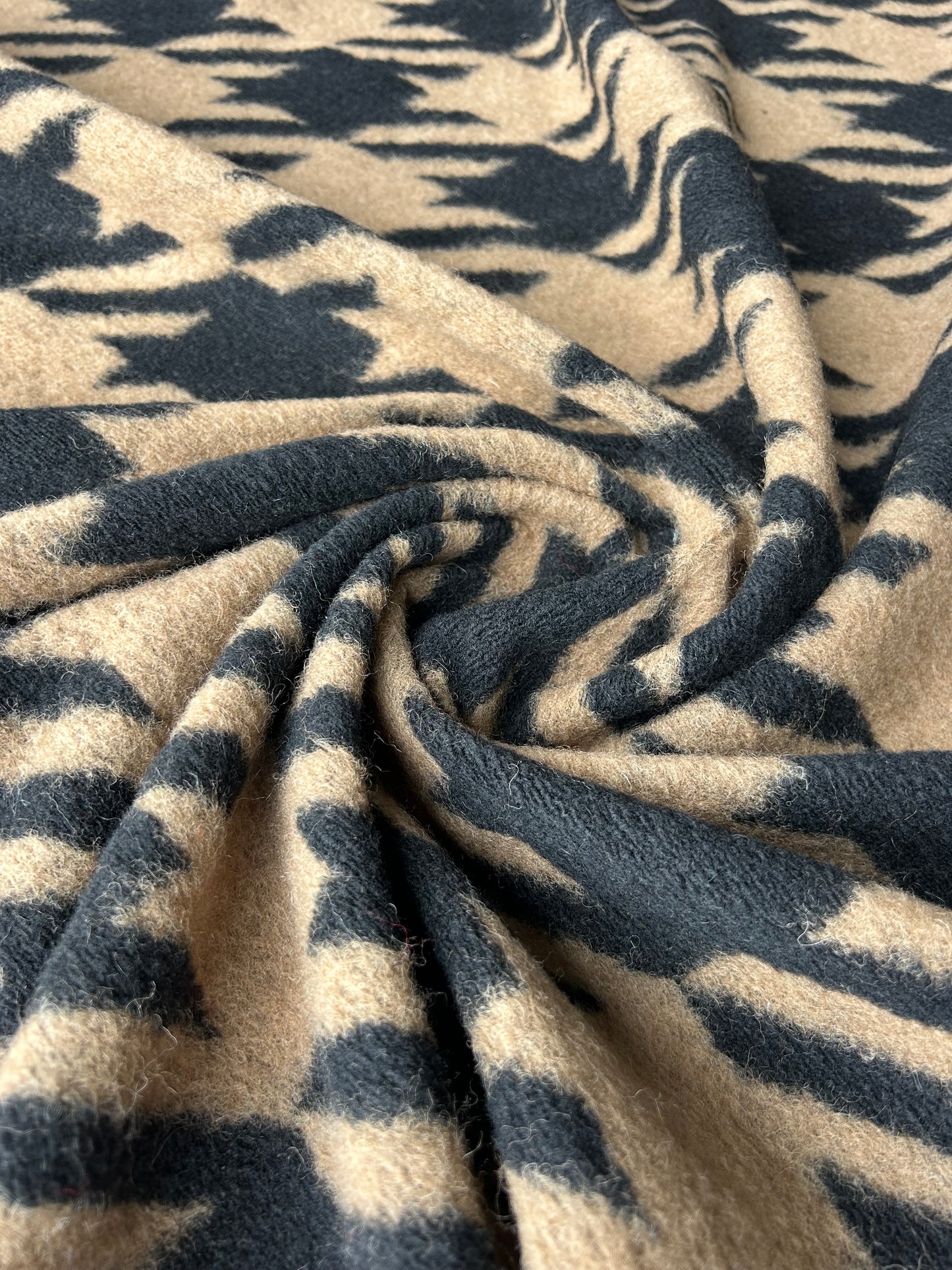 LISA 061 Huge pied de coq camel/black boiled wool