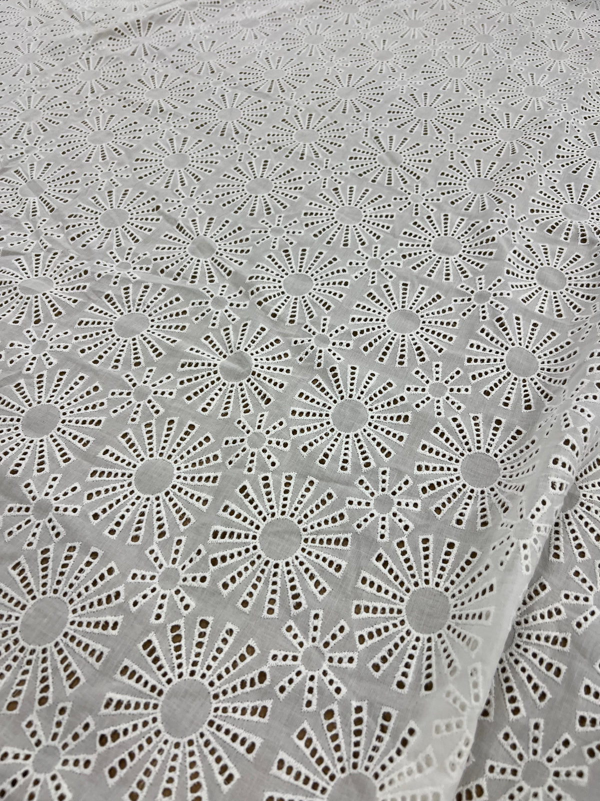 Enrique 019 broderie anglaise flower design white