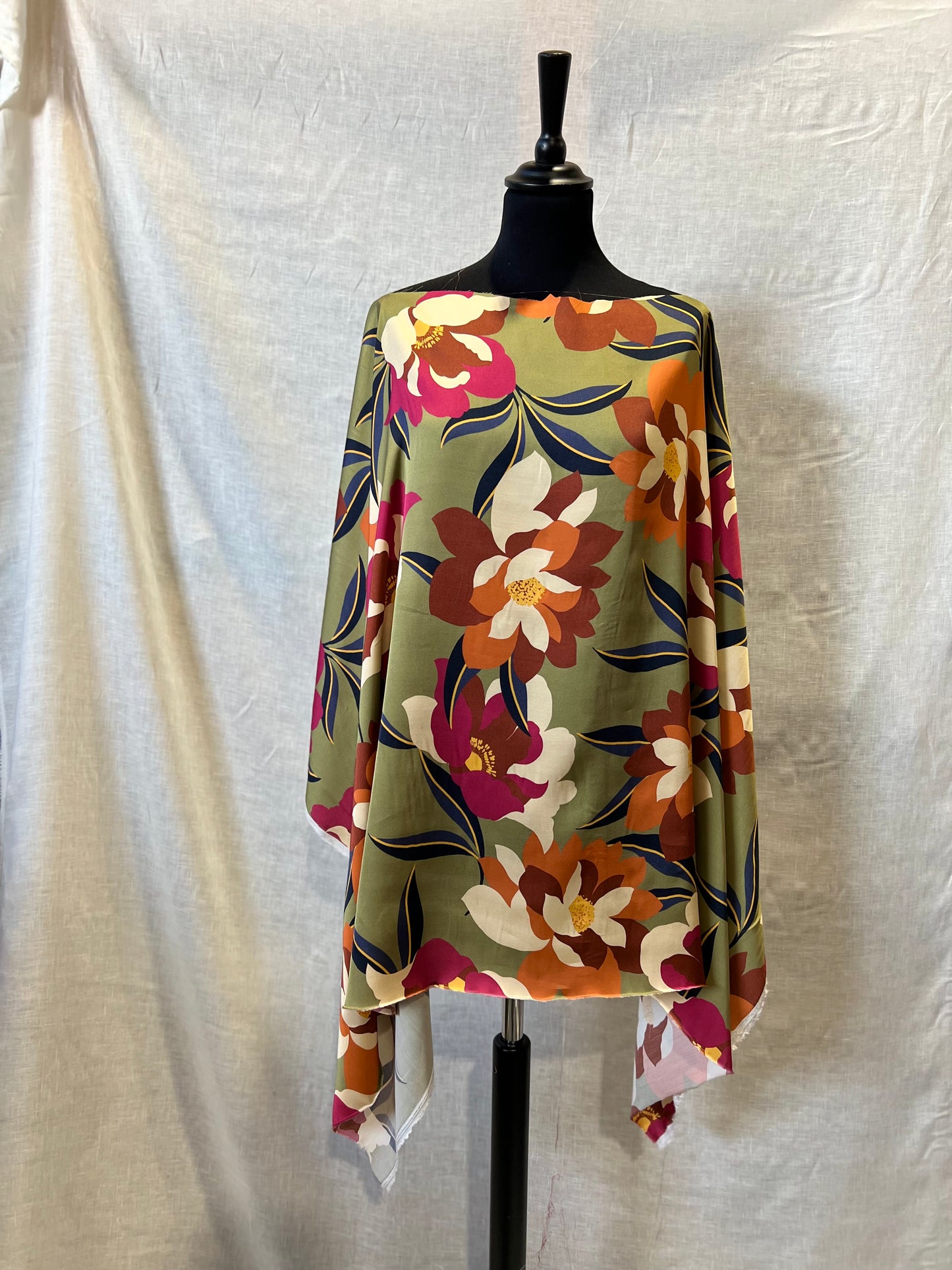 B01 LAGO 015 viscose satin with big placed flowers