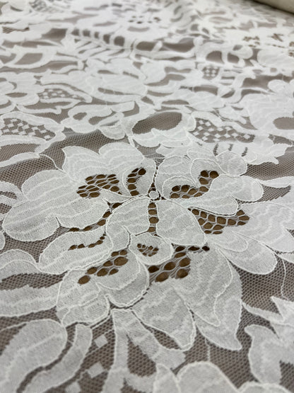 Enrique 025 écru viscose lace with flowers