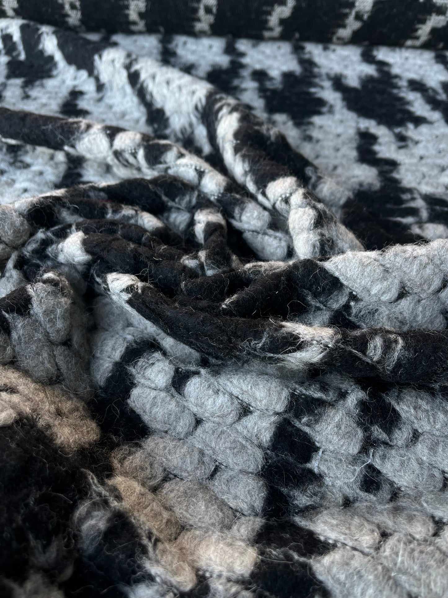 LISA 022 boiled wool bouclette grey/black with huge pied de coq