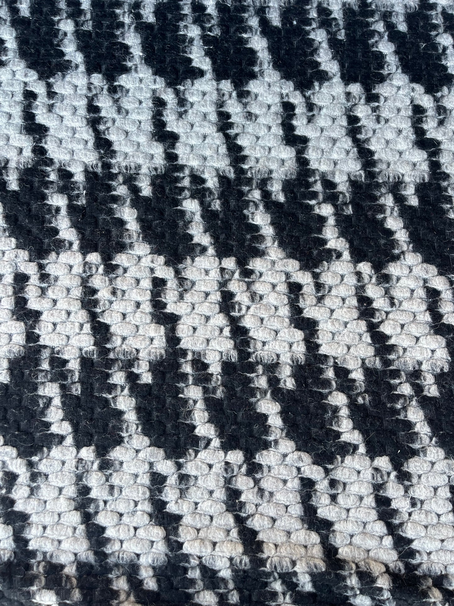 LISA 022 boiled wool bouclette grey/black with huge pied de coq