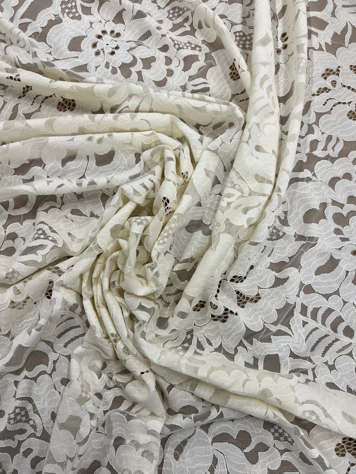 Enrique 025 écru viscose lace with flowers