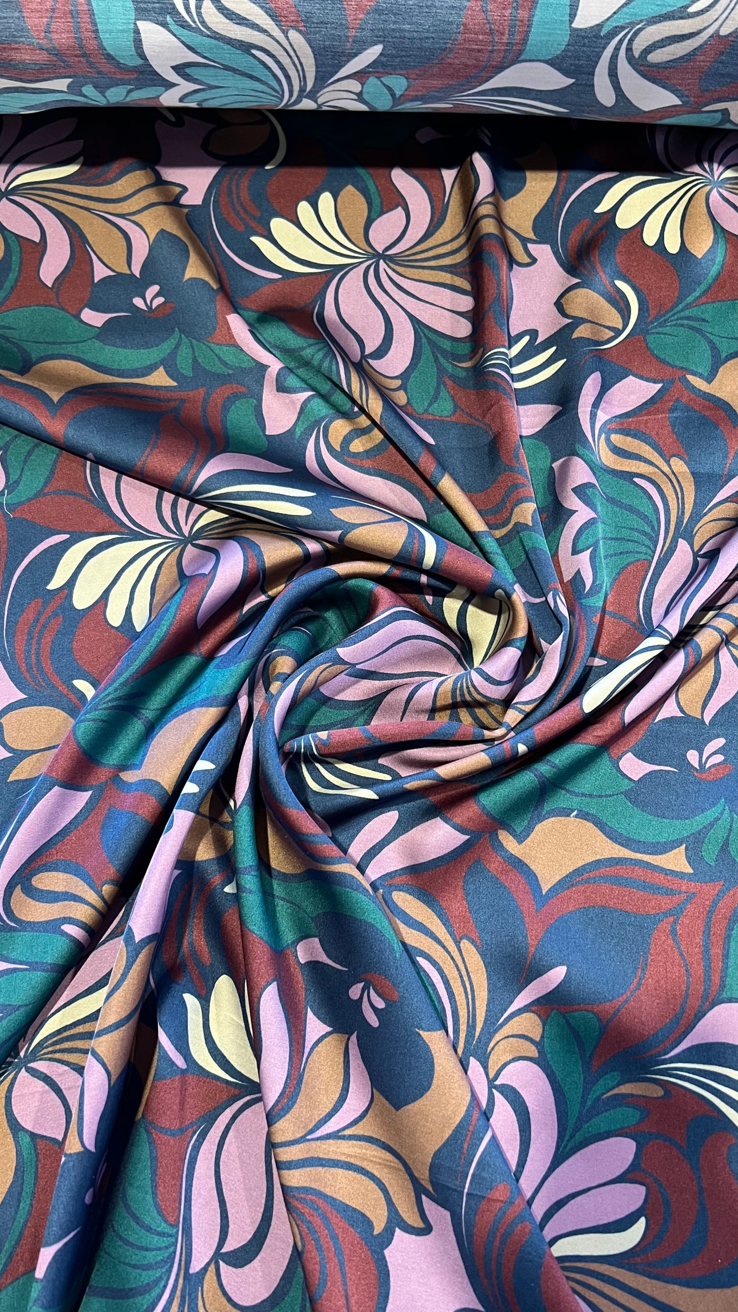 B01 LAGO 017 viscose satin flowers with motifs