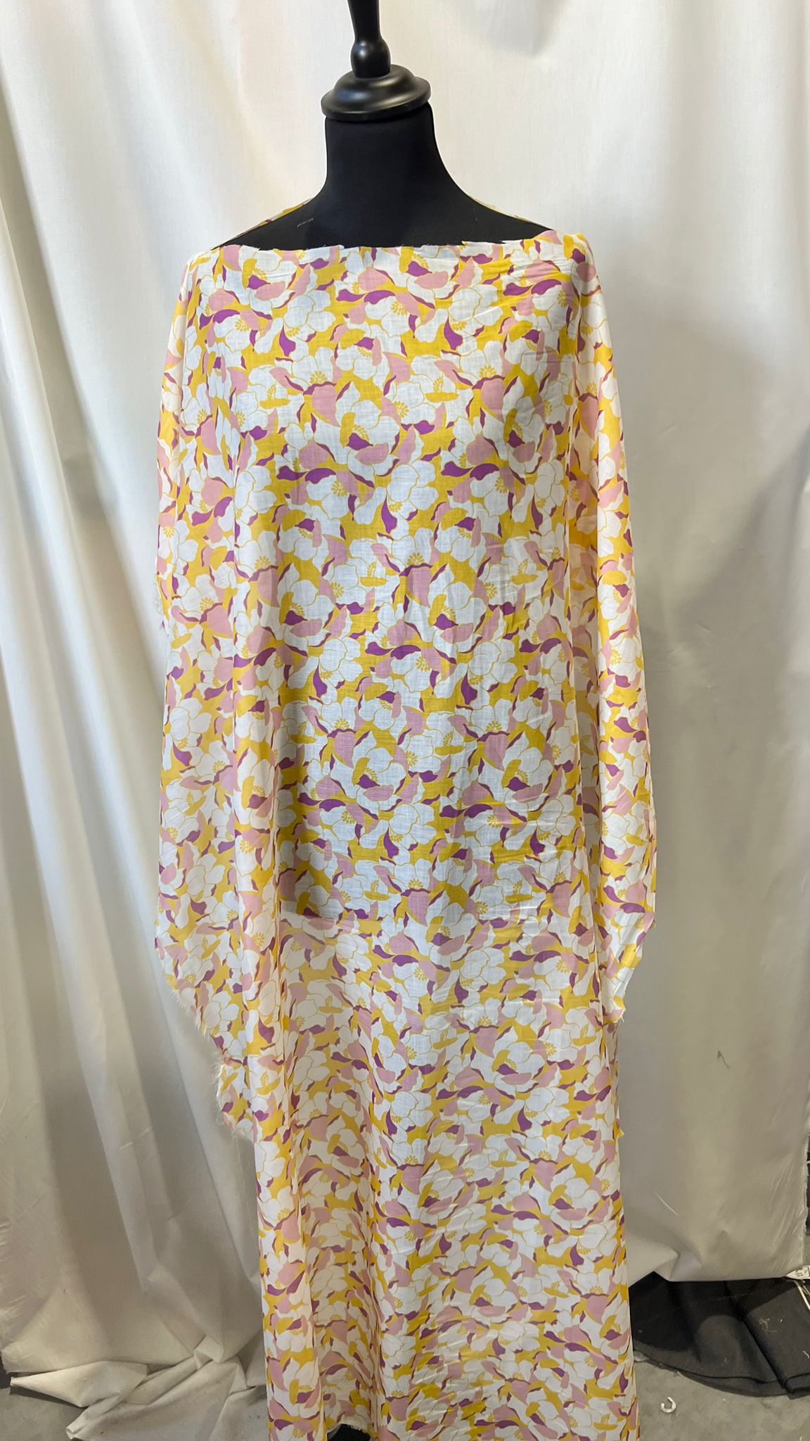 B01 LAGO 008 Cotton voile with yellow and pink flowers