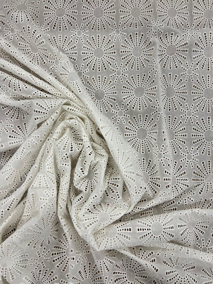 Enrique 019 broderie anglaise flower design white