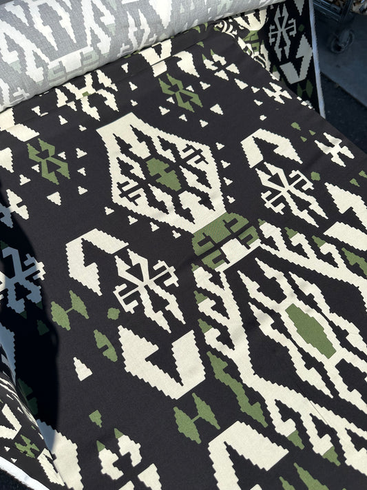 A01 Charlotte 015 viscose satin ethnical print black-Green-écru