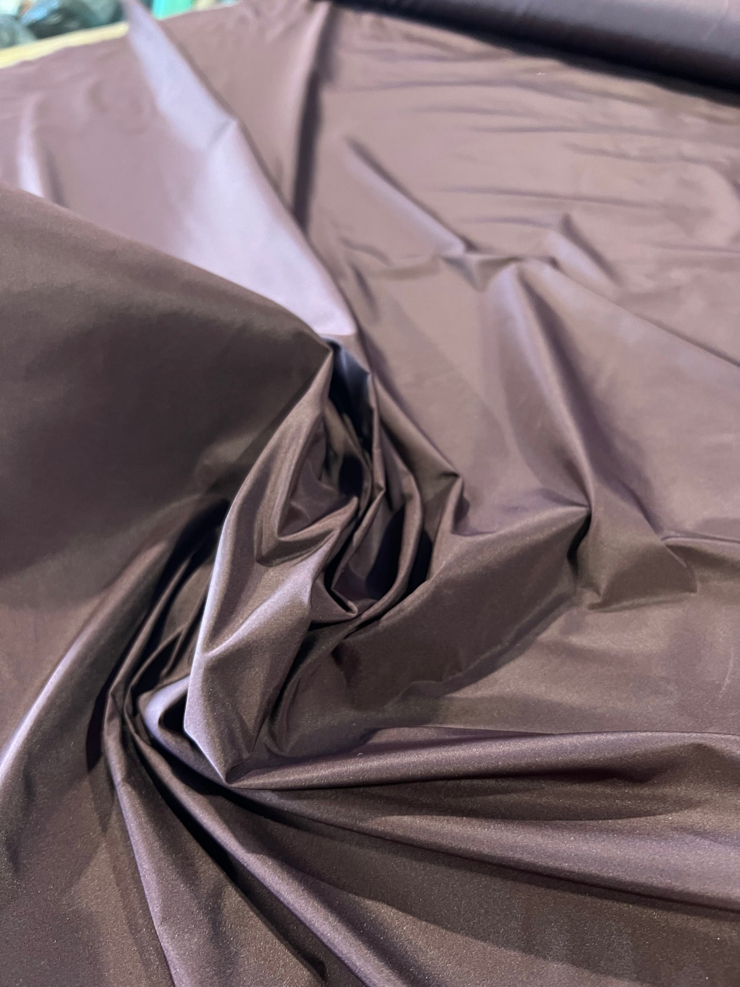 Light Taft 012 aubergine stretch