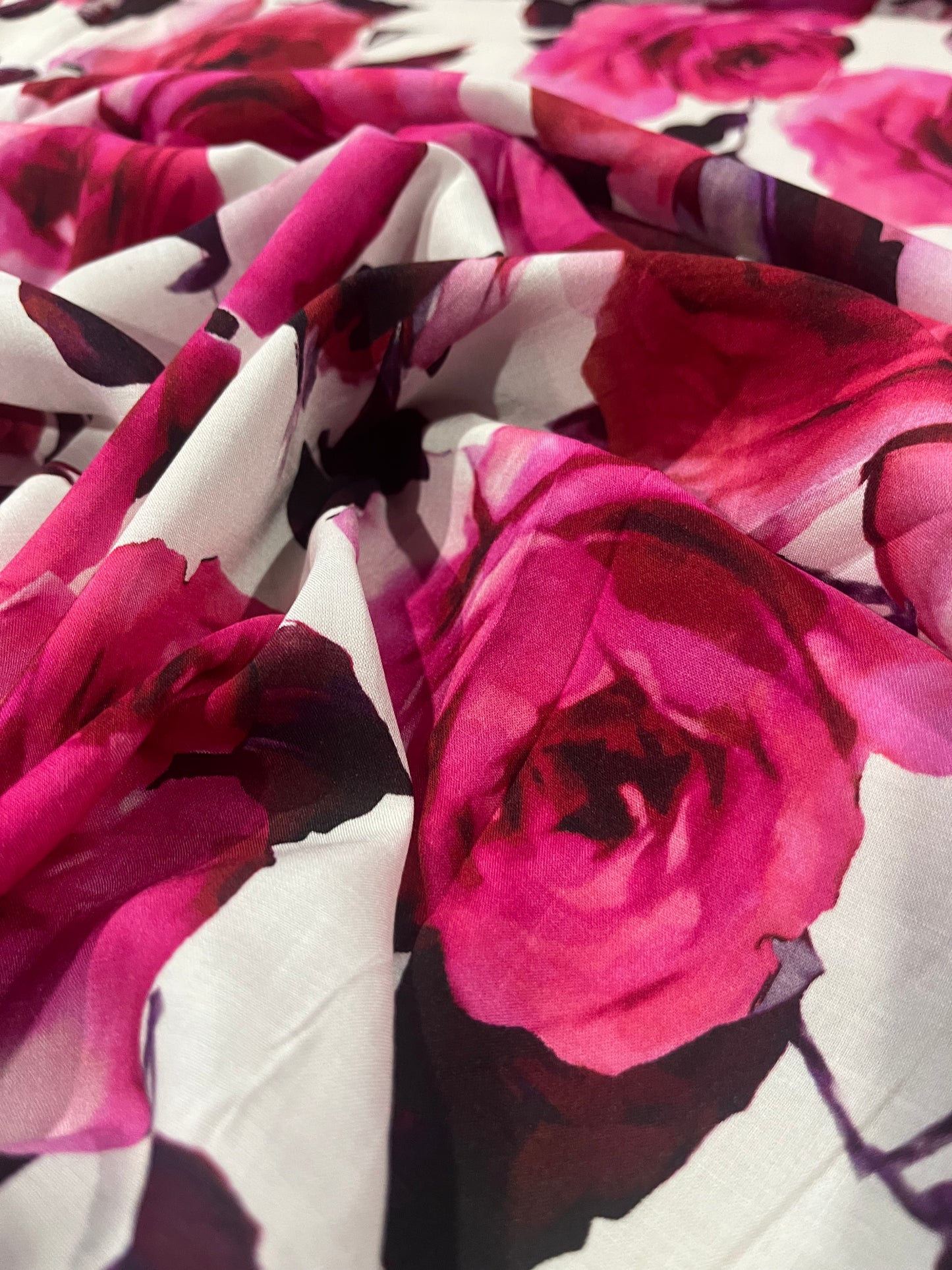 B01 Viscose stretch pink roses