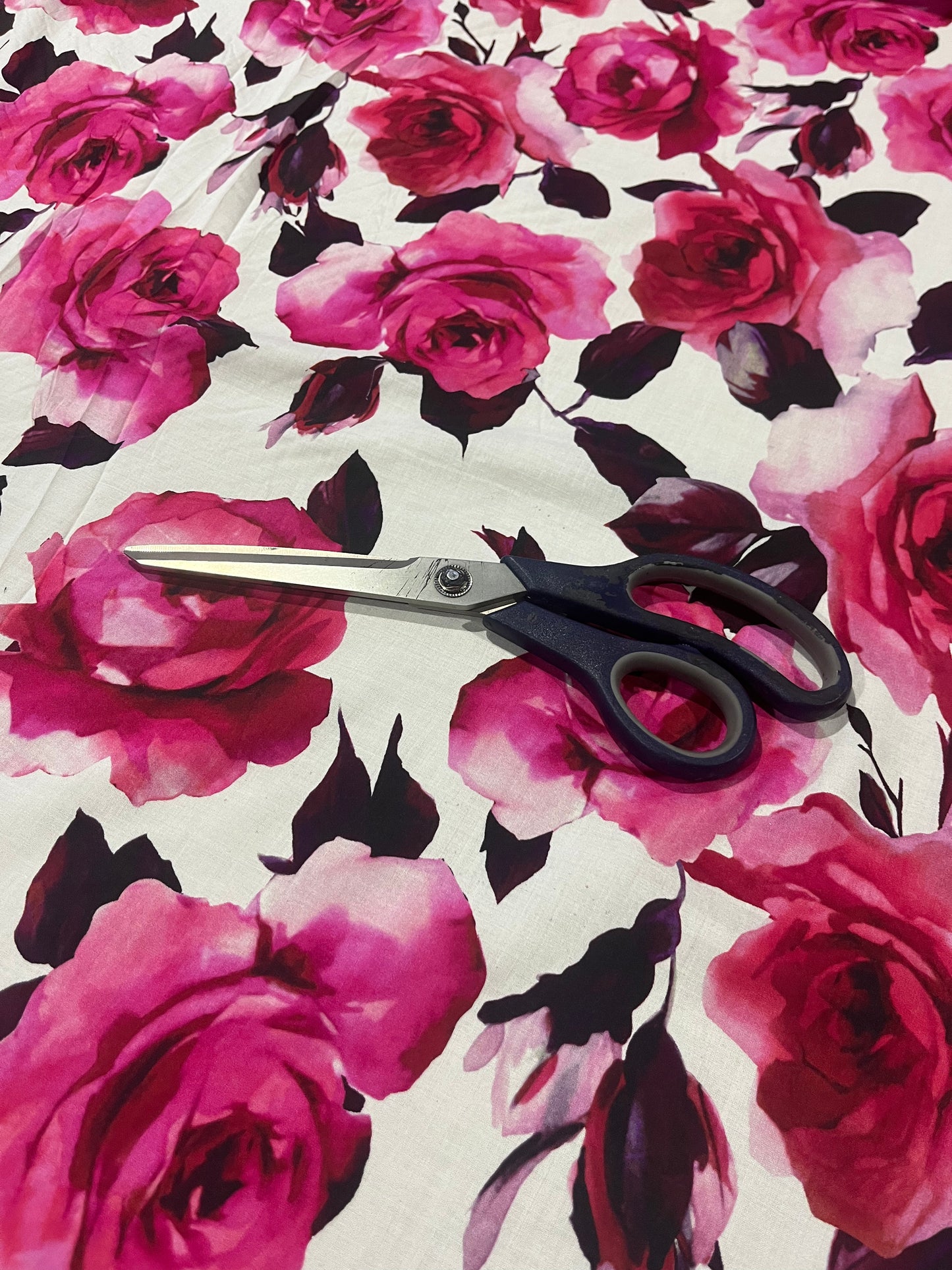 B01 Viscose stretch pink roses