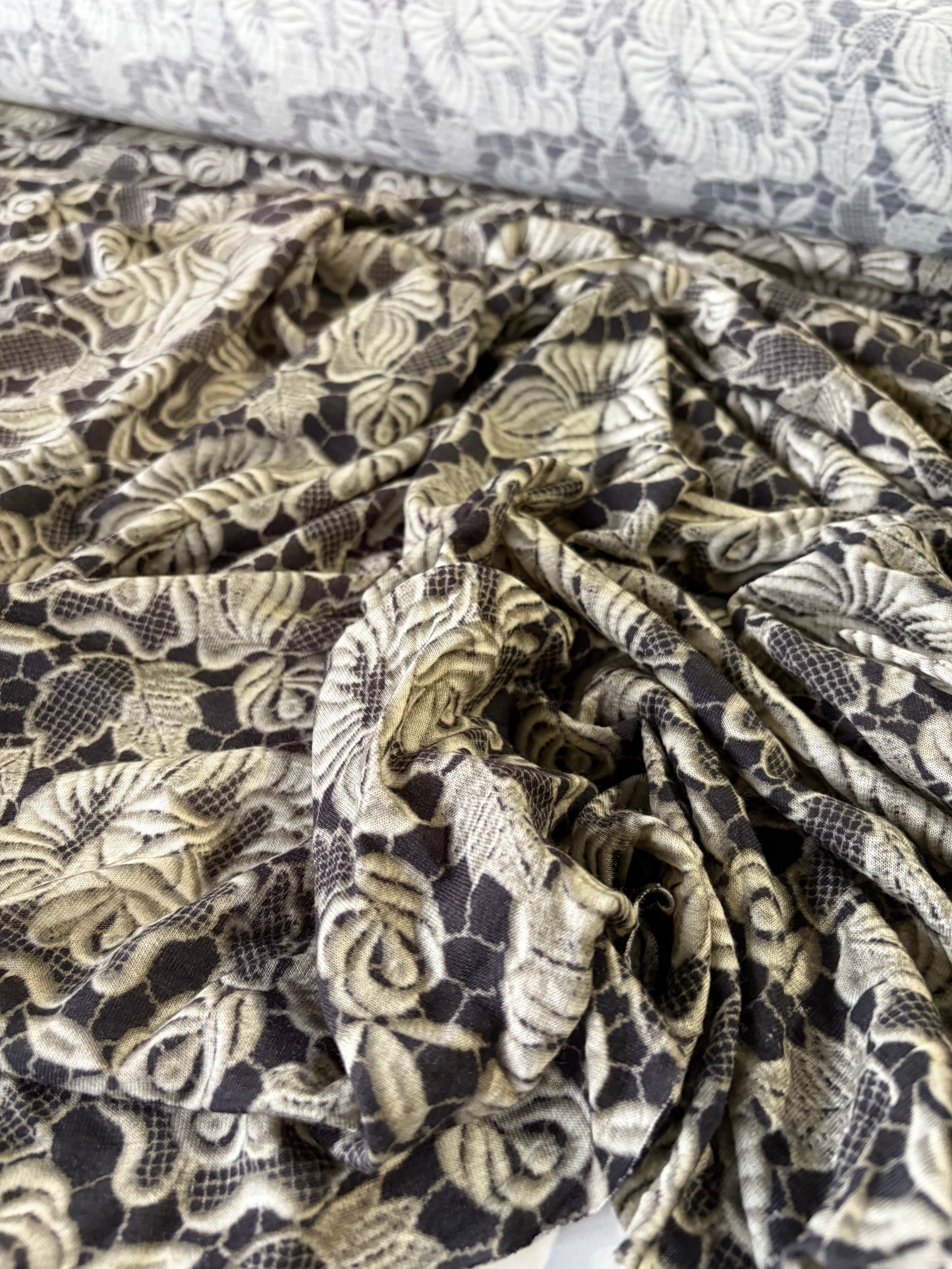STAN 004 light jersey viscose brown flowers