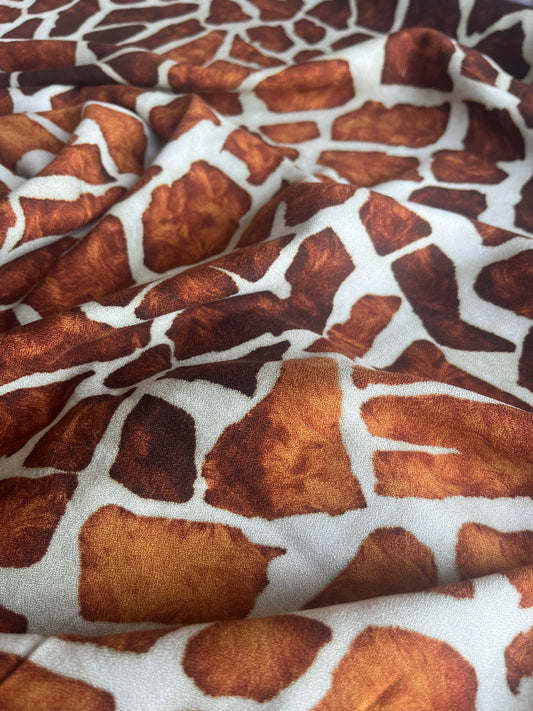 RW 017 crêpe viscose with giraffe motif