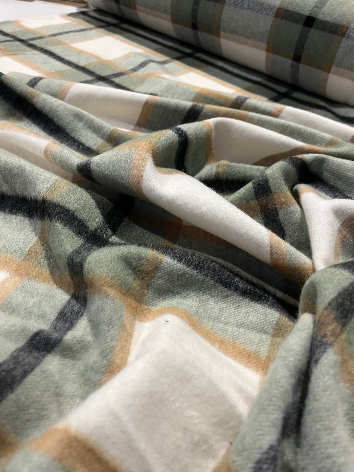 AGATHE 010 heavy wool check khaky/camel