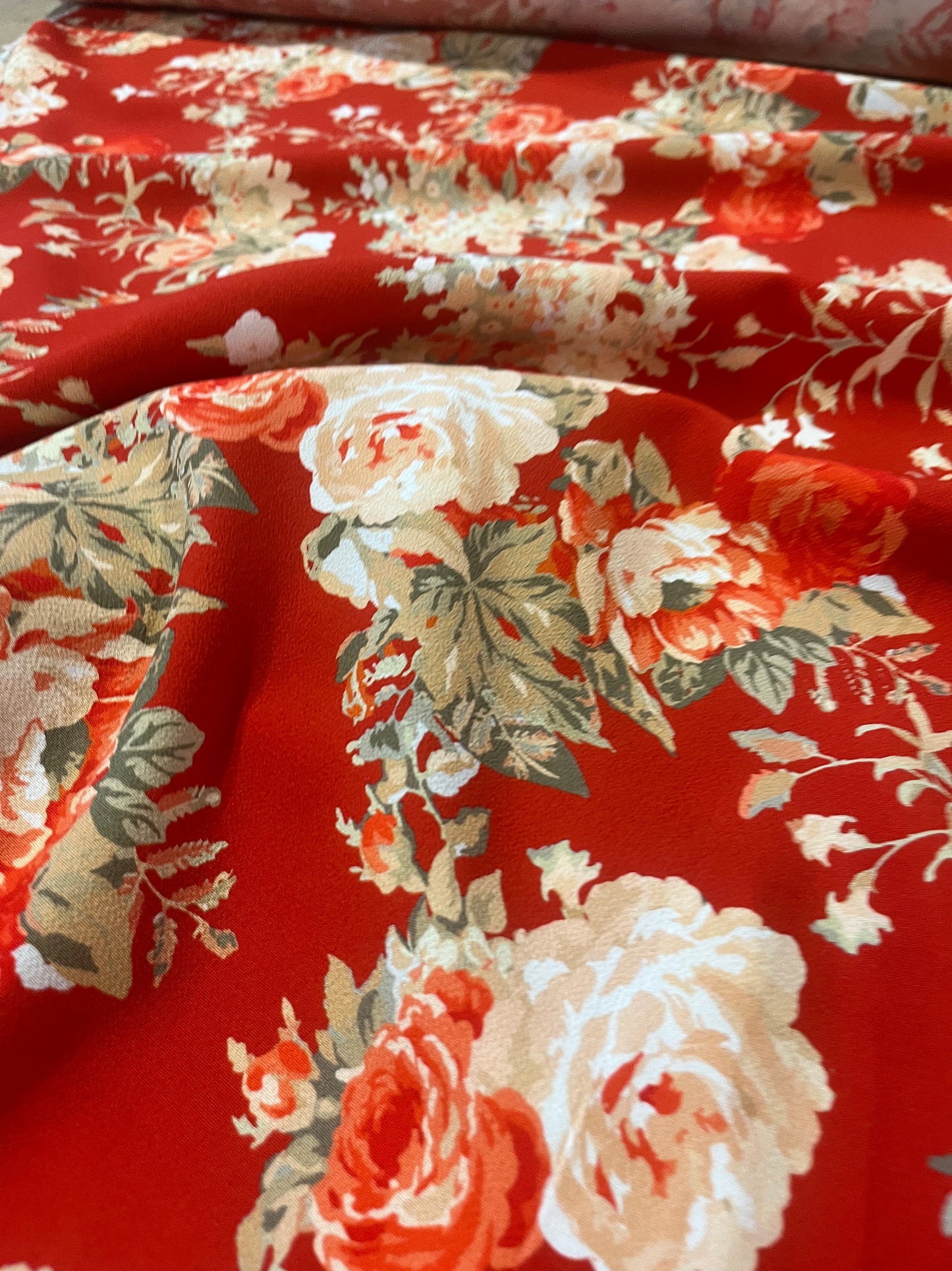 G03 Mattia crêpe viscose red roses