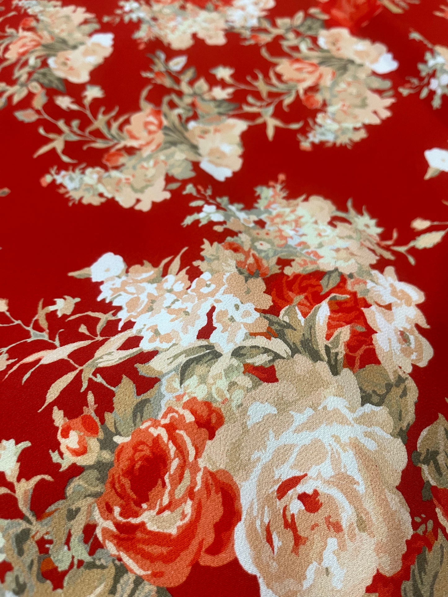 G03 Mattia crêpe viscose red roses