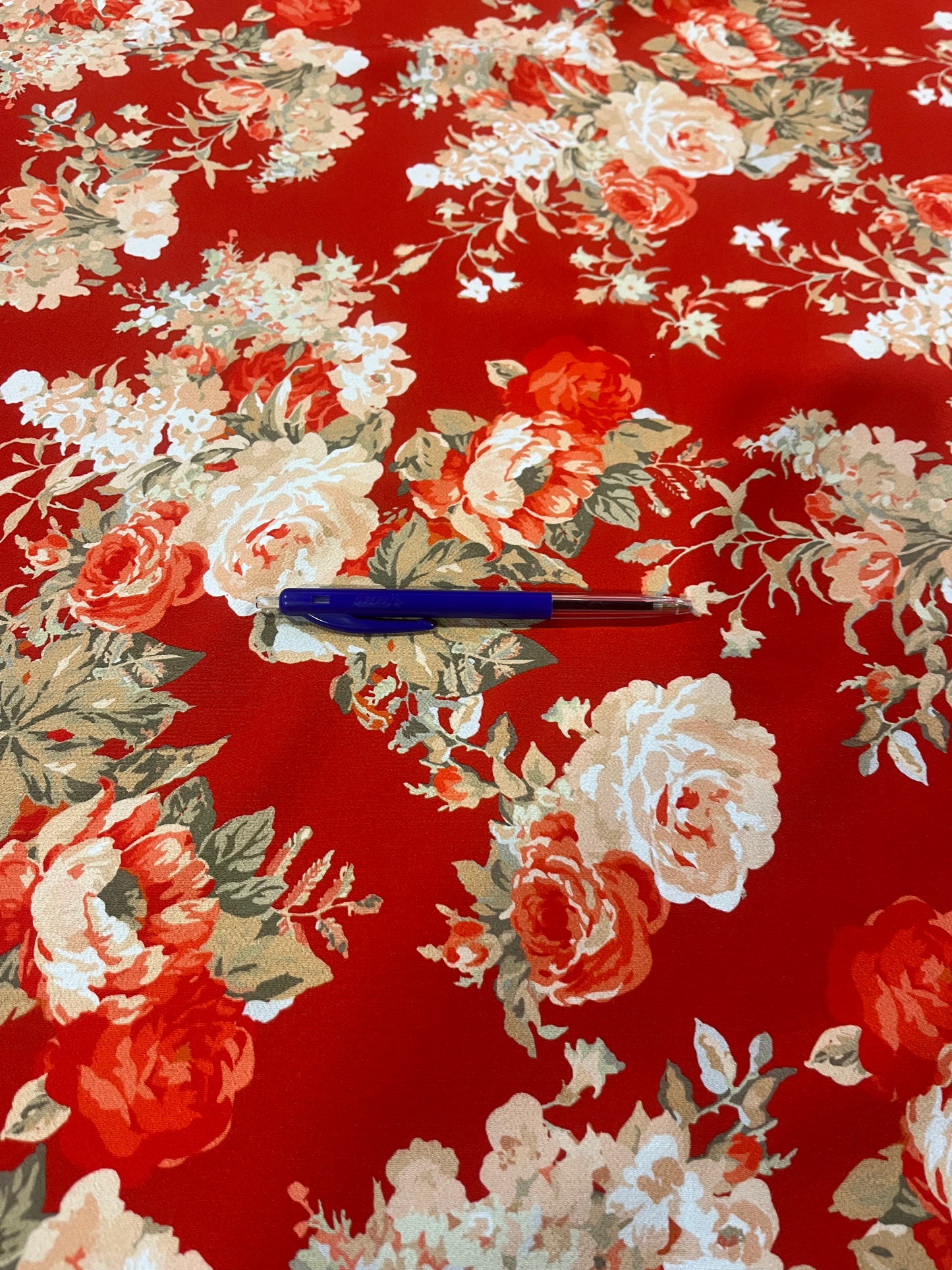 G03 Mattia crêpe viscose red roses