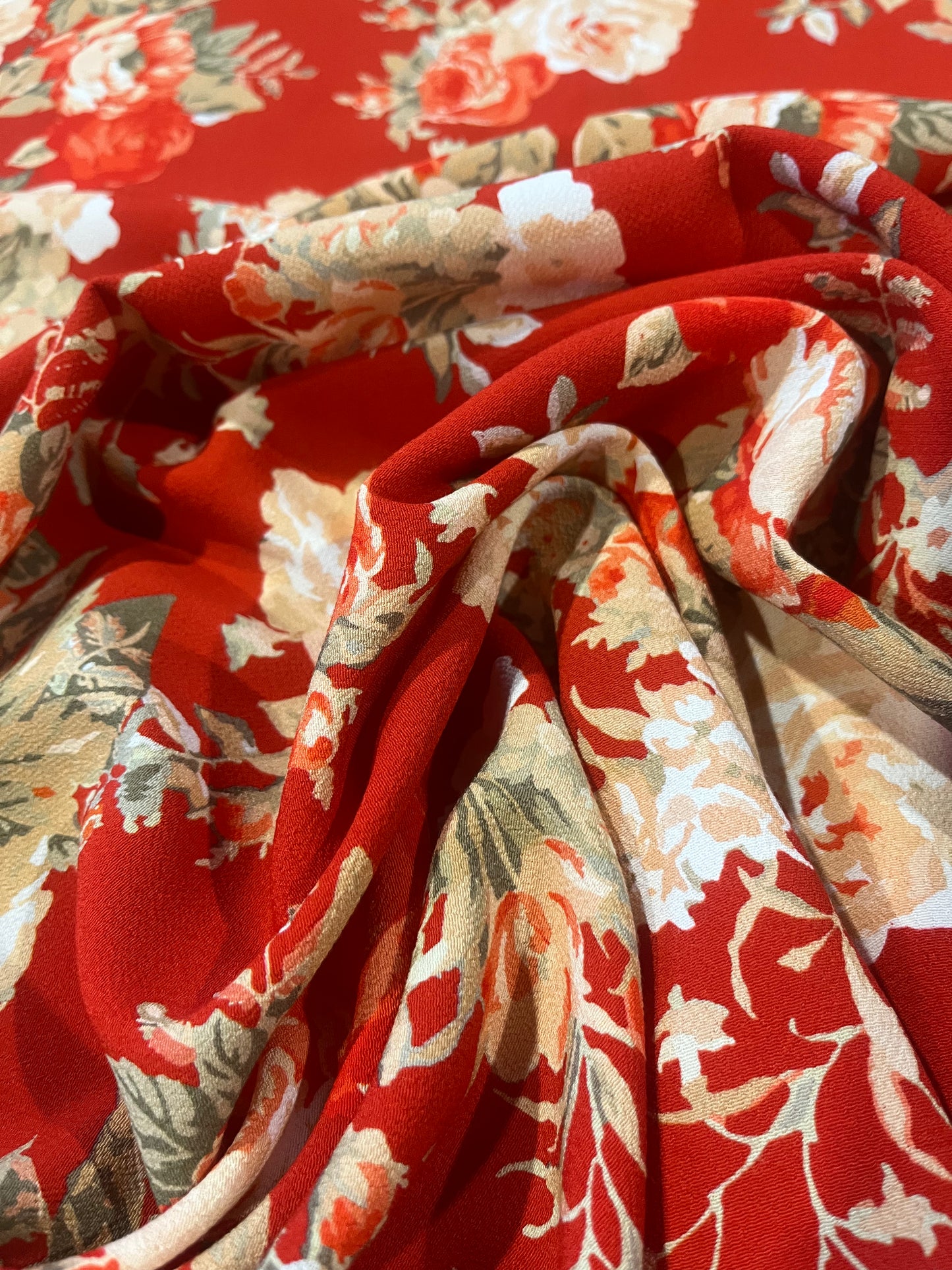 G03 Mattia crêpe viscose red roses