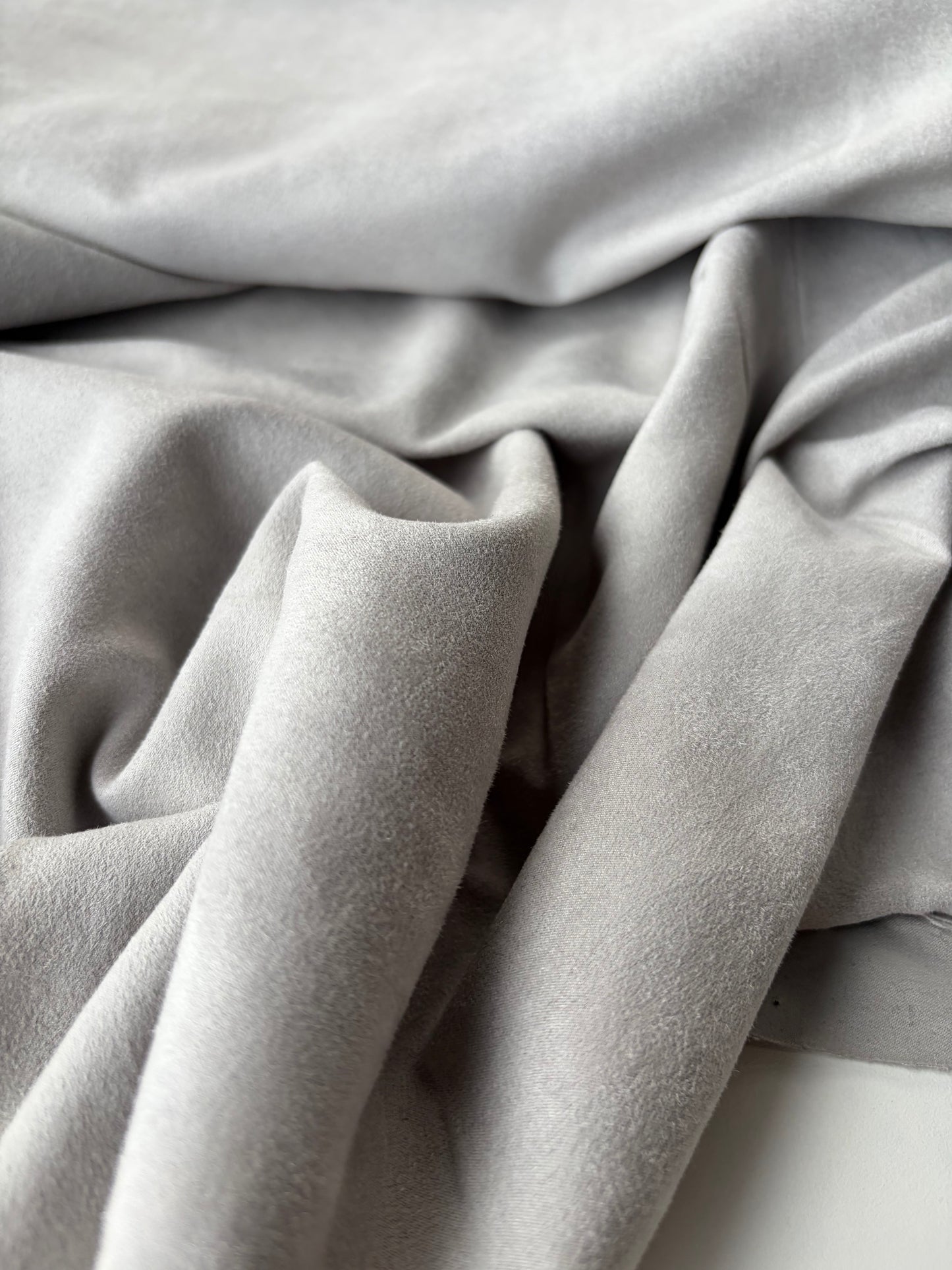 AMI 2.16 grey light suedine