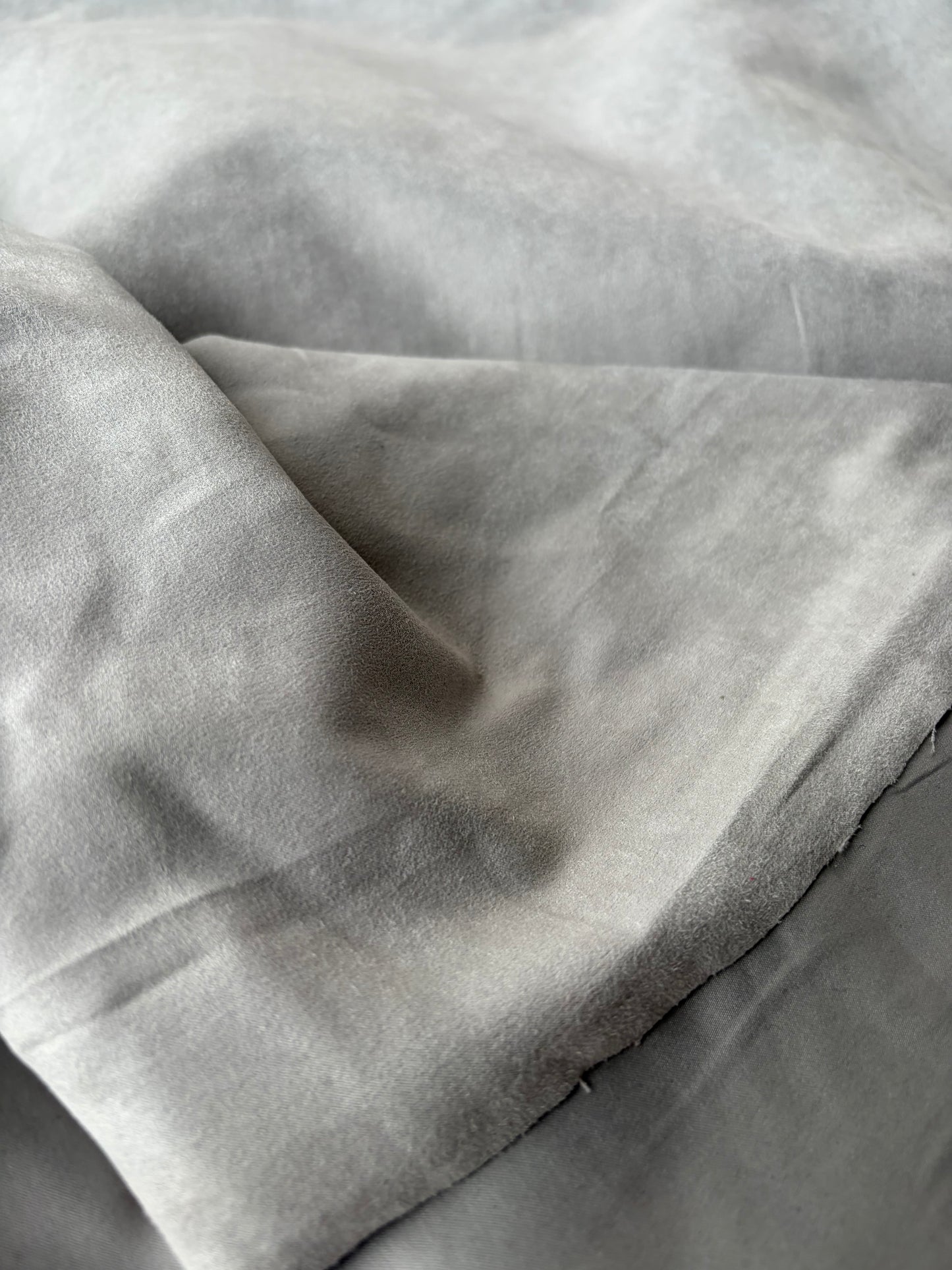 AMI 2.16 grey light suedine