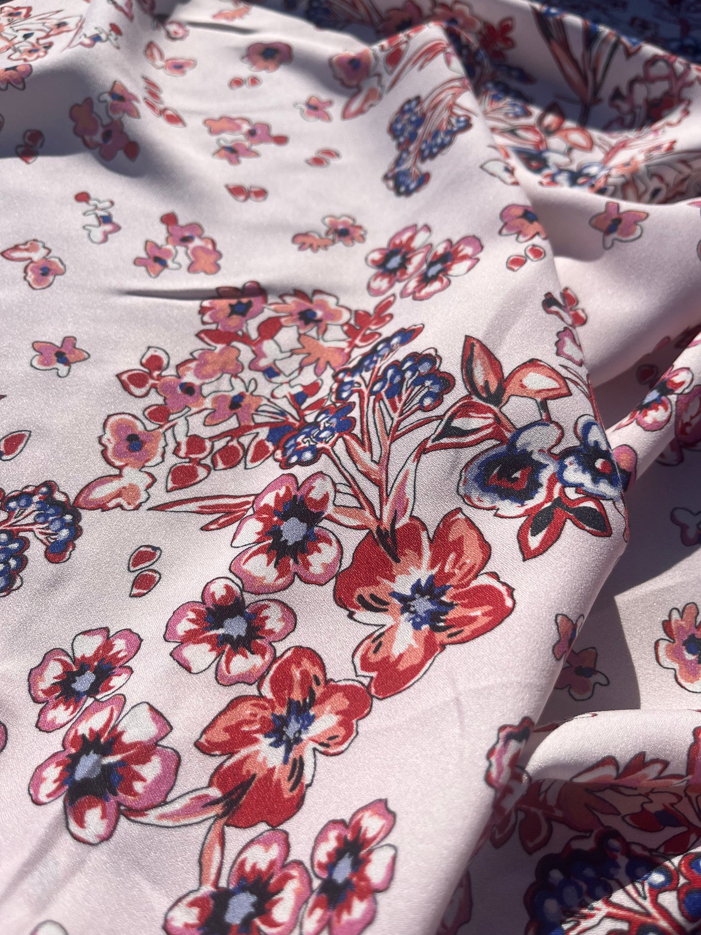 RW 061 viscose crêpe with fresh flower print