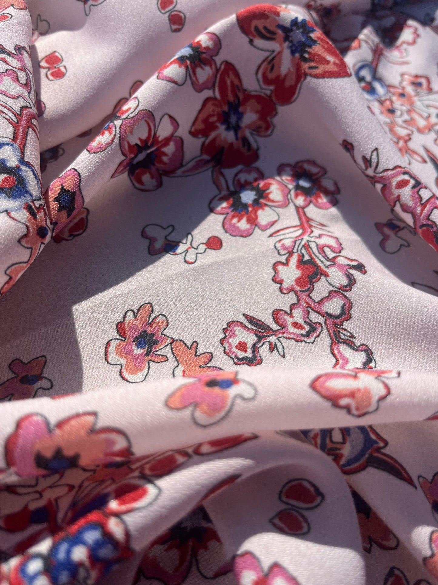 RW 061 viscose crêpe with fresh flower print
