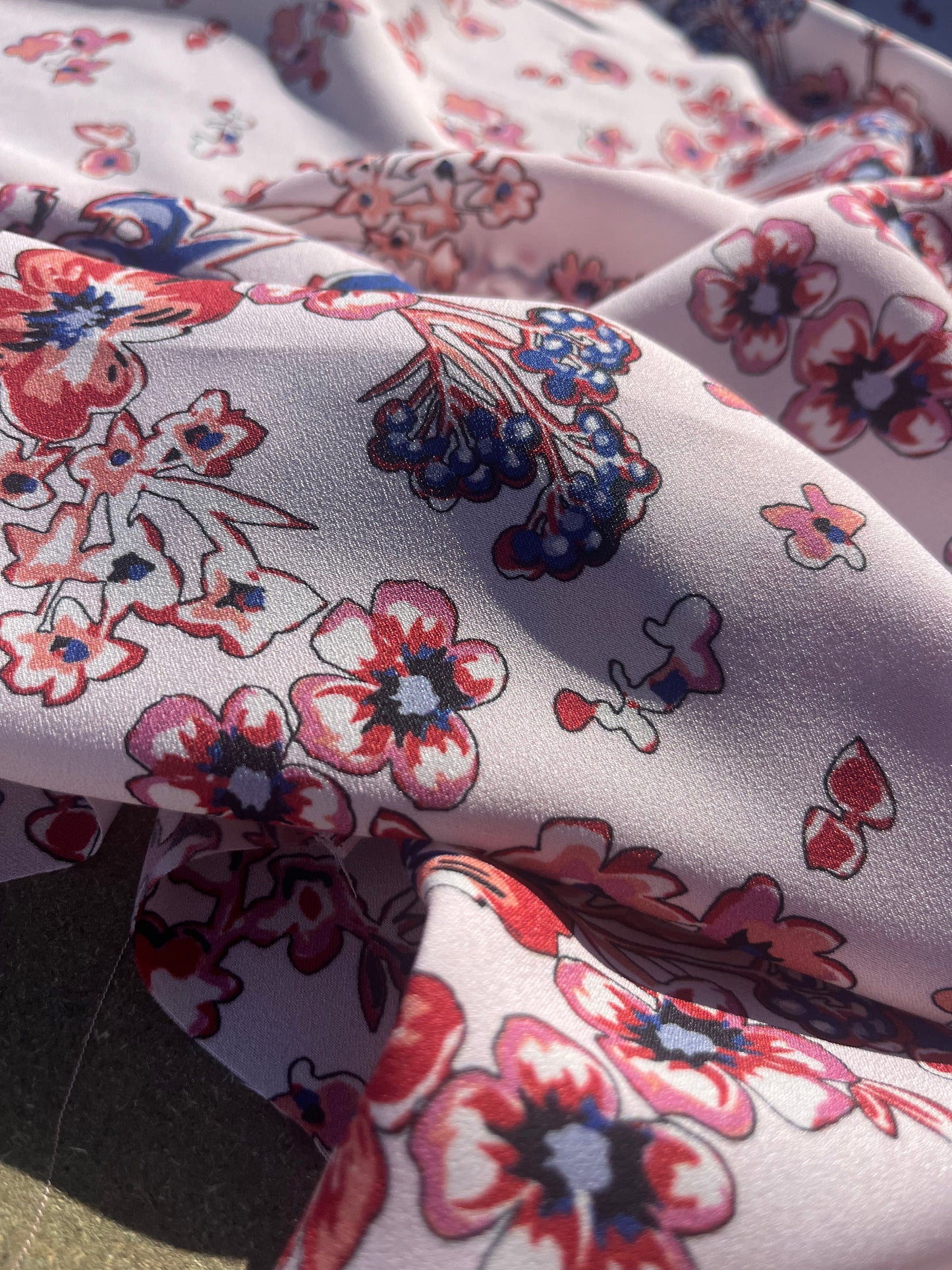 RW 061 viscose crêpe with fresh flower print