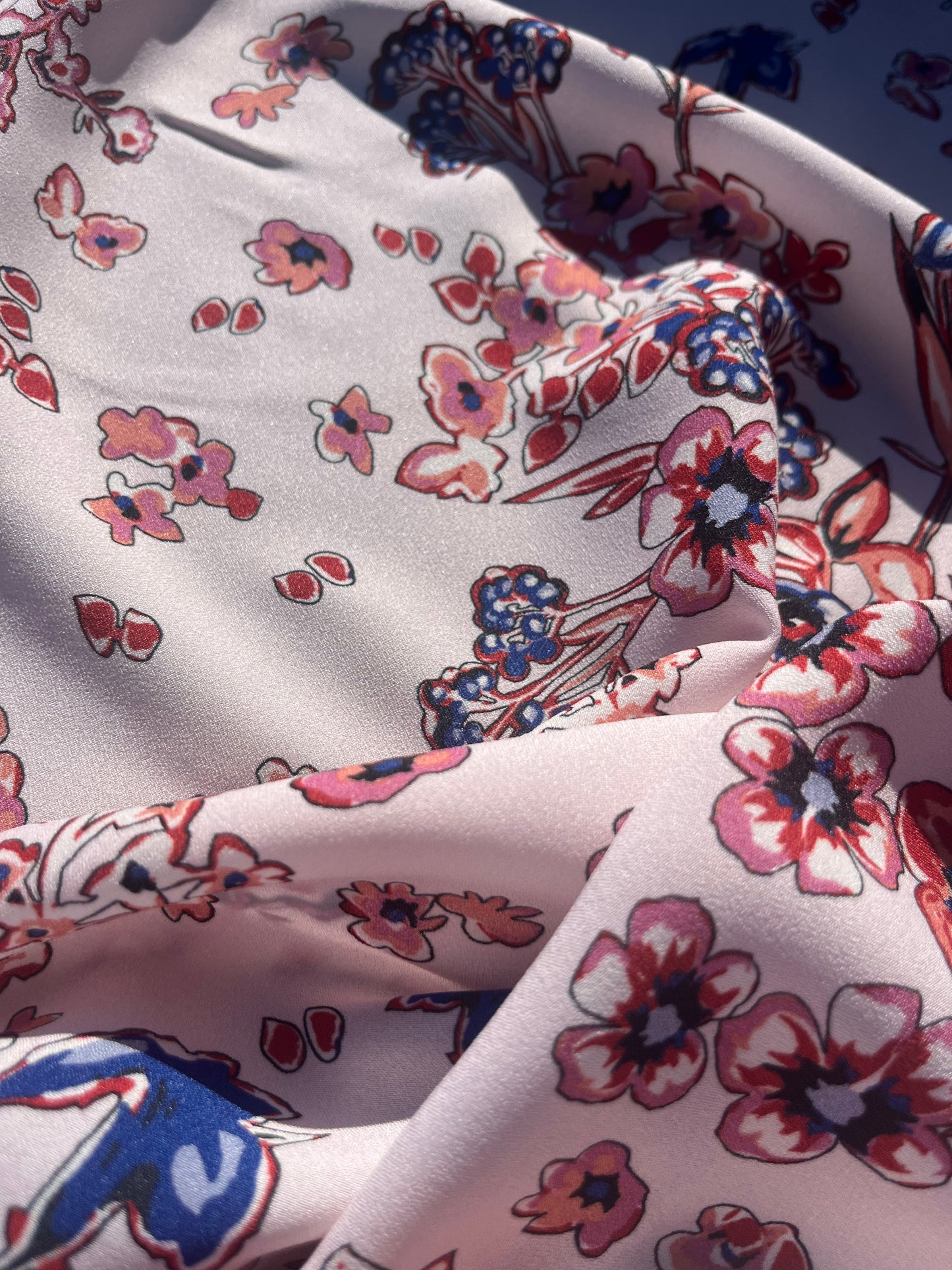 RW 061 viscose crêpe with fresh flower print