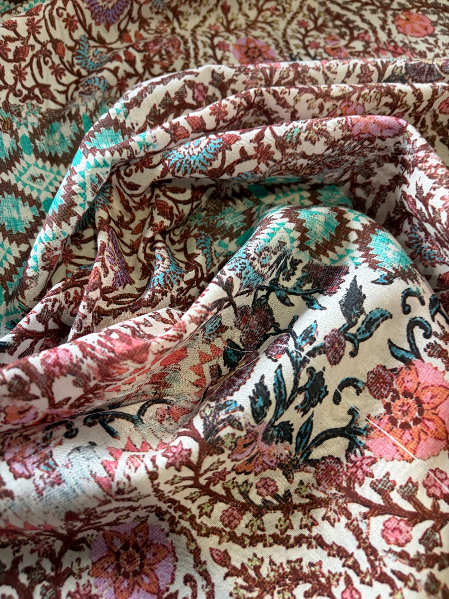 APU 010 patchwork/indian flowers cotton voile