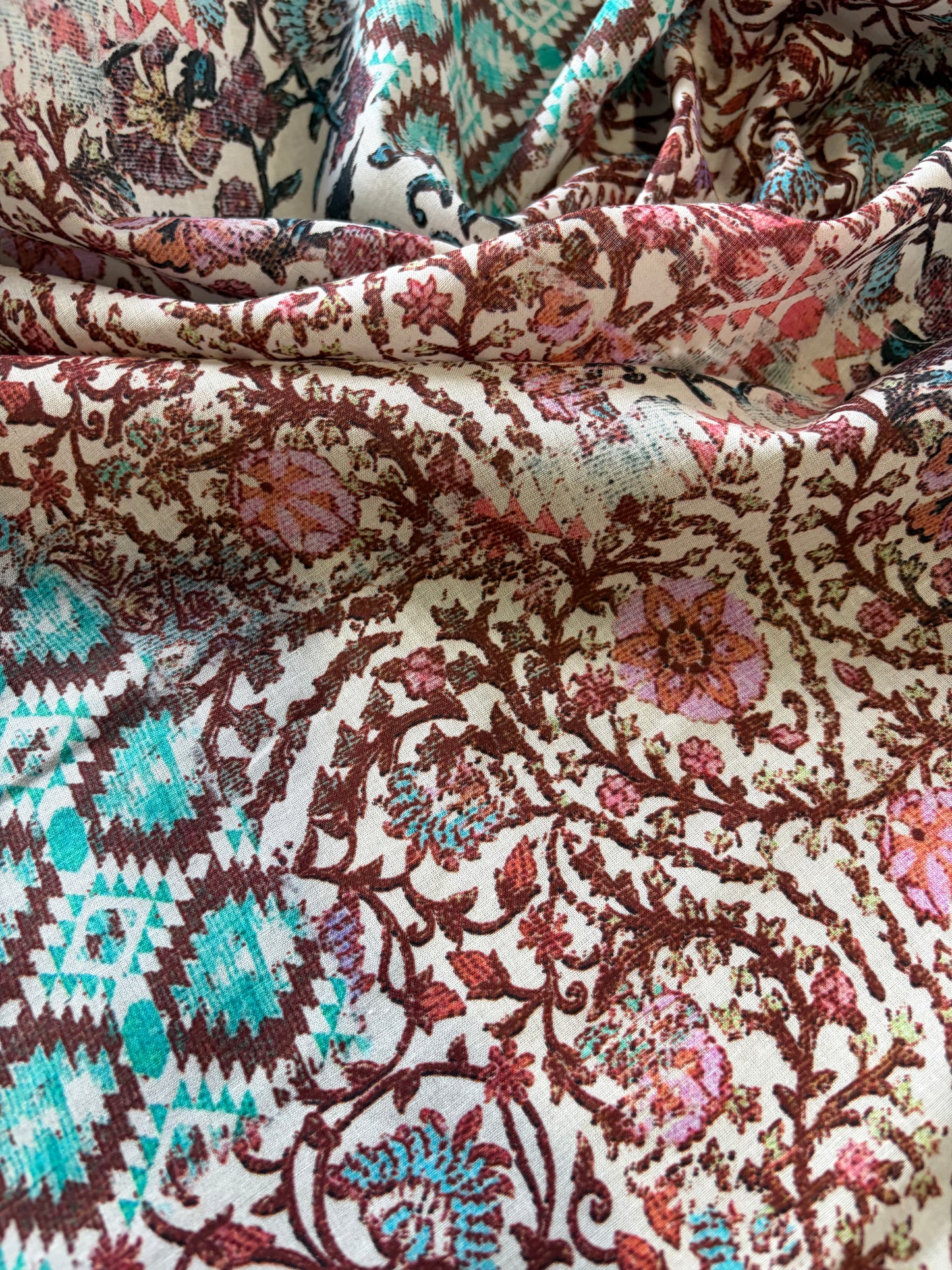 APU 010 patchwork/indian flowers cotton voile