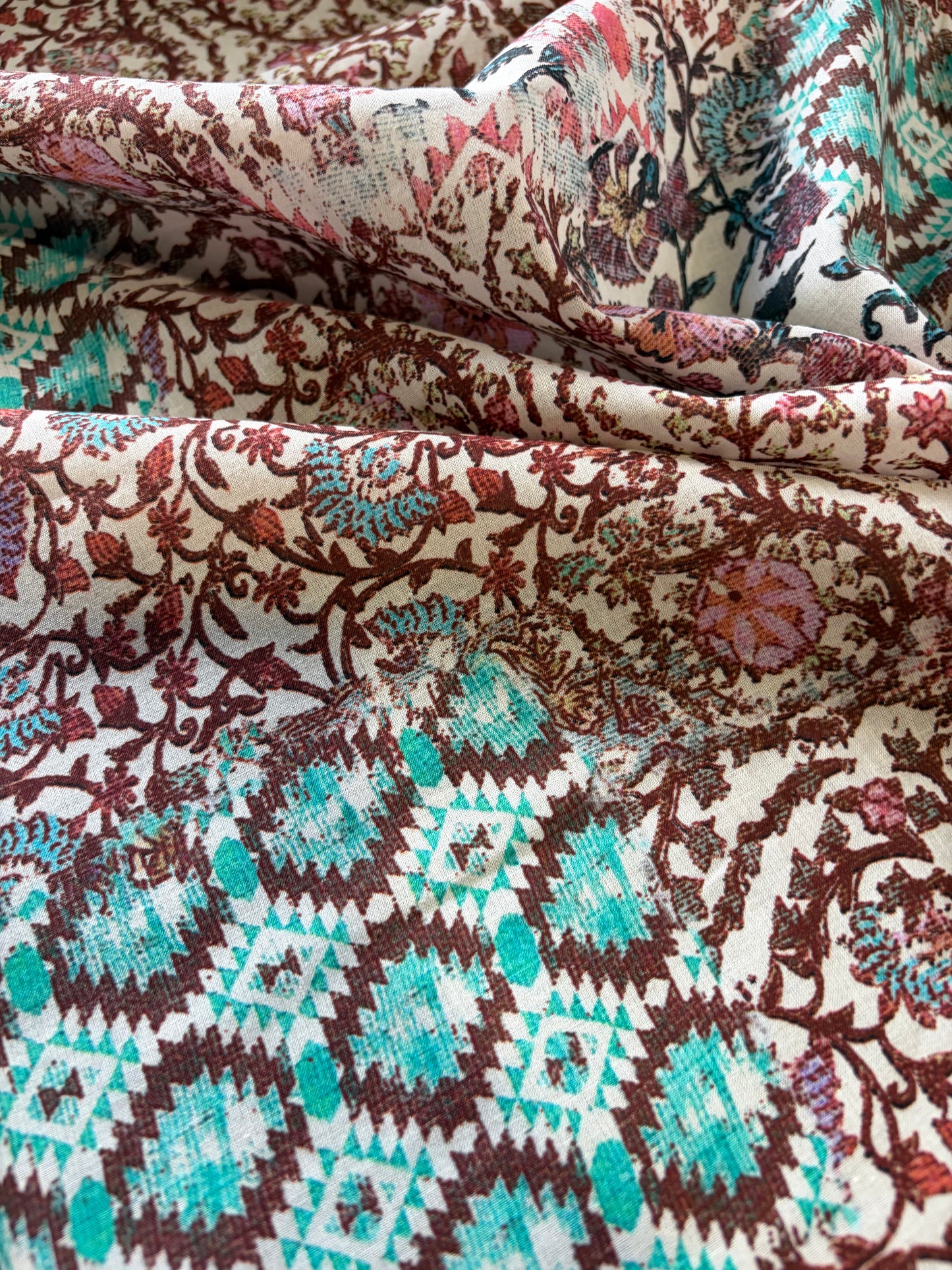 APU 010 patchwork/indian flowers cotton voile
