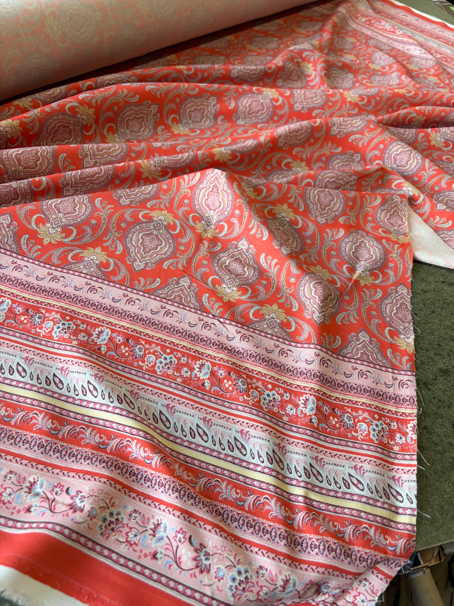 APU 012 coral/pink double border viscose
