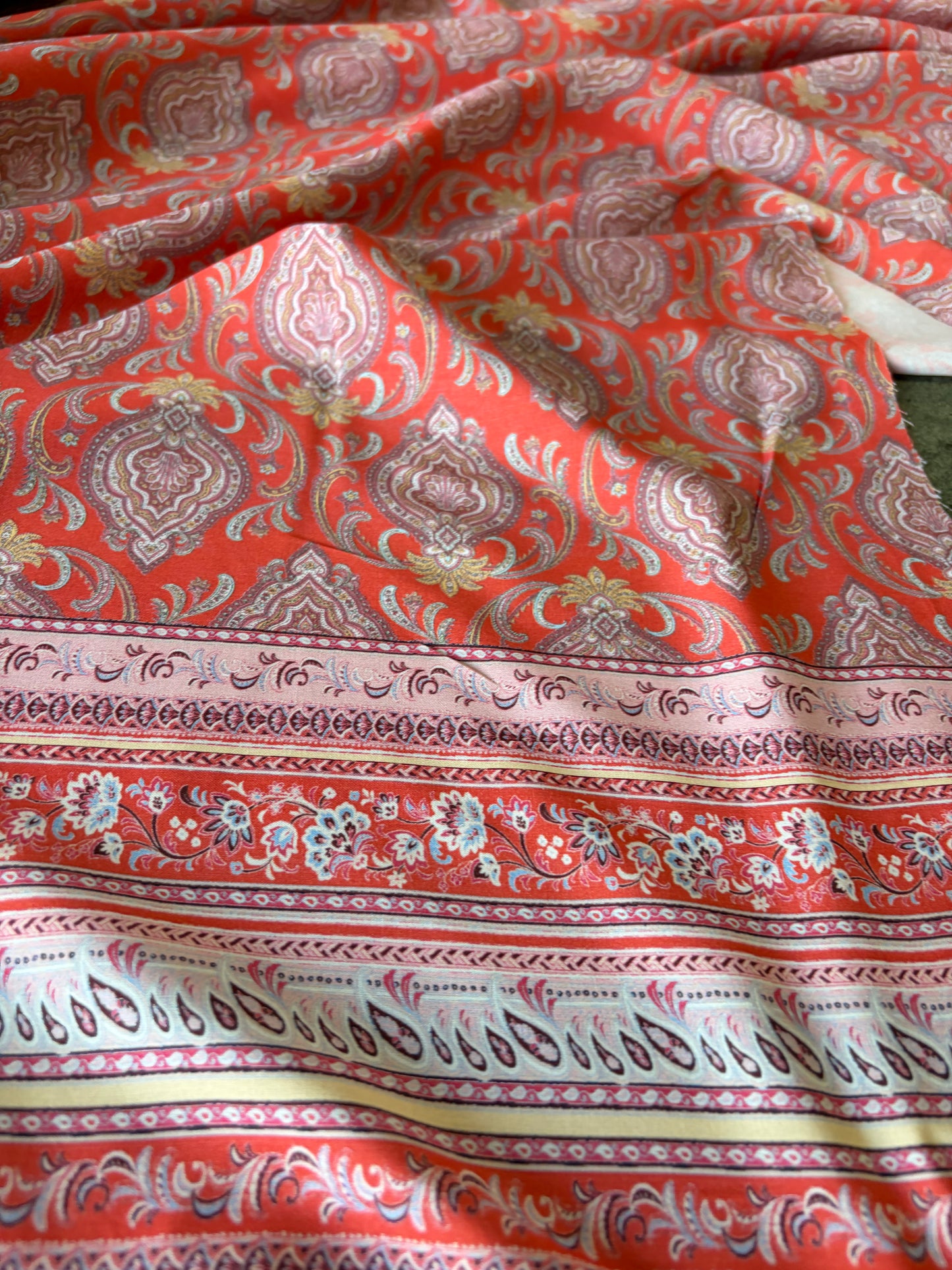 APU 012 coral/pink double border viscose