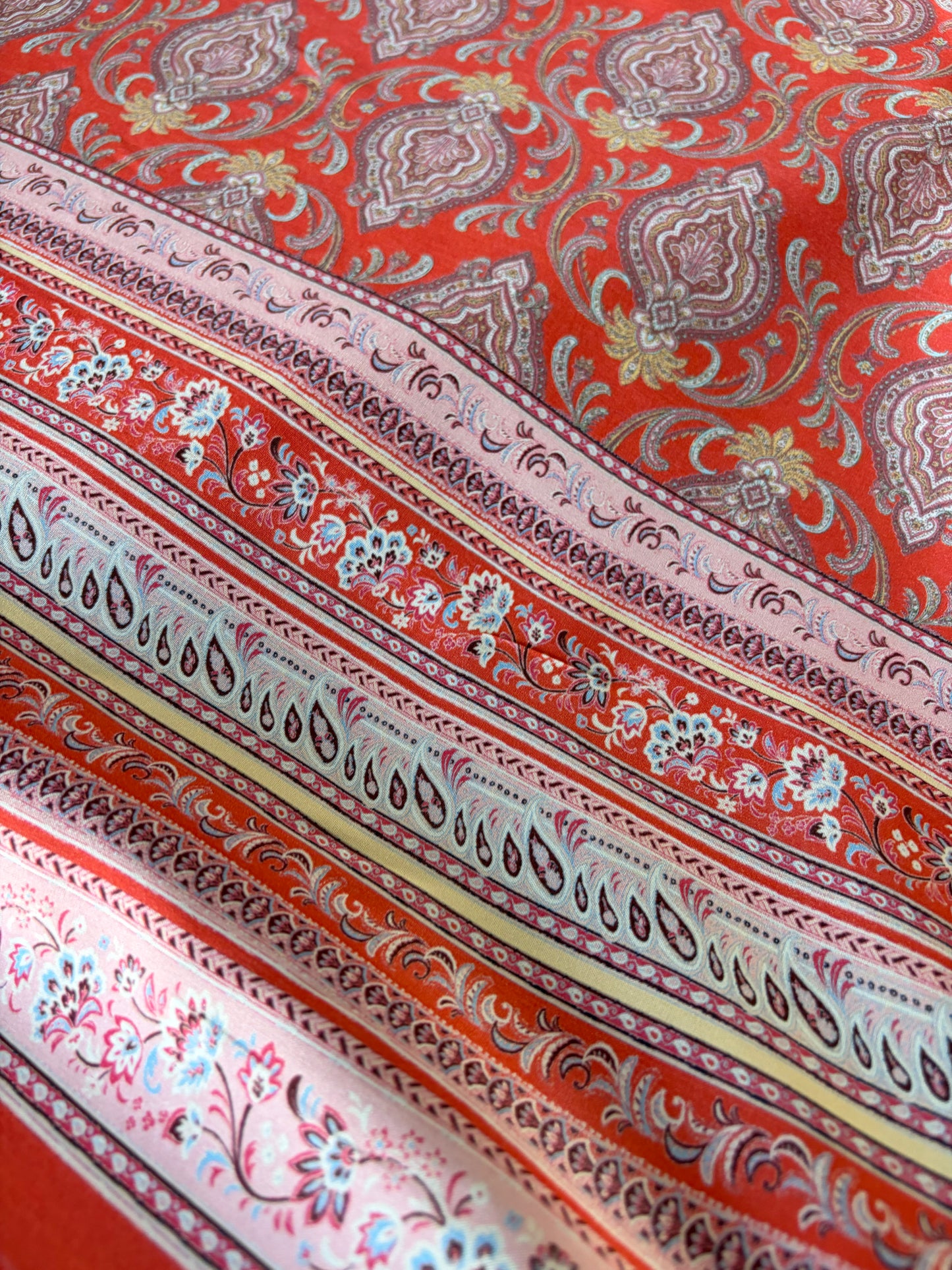 APU 012 coral/pink double border viscose