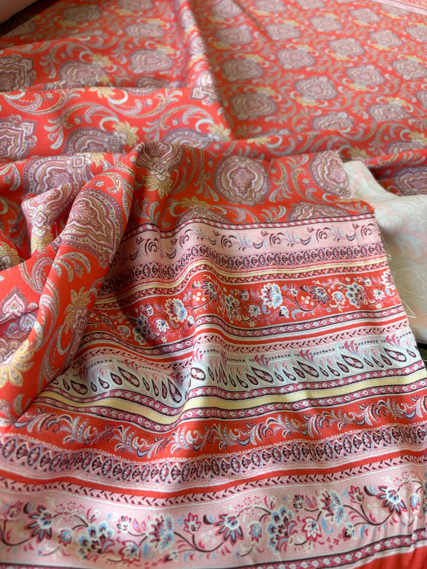APU 012 coral/pink double border viscose