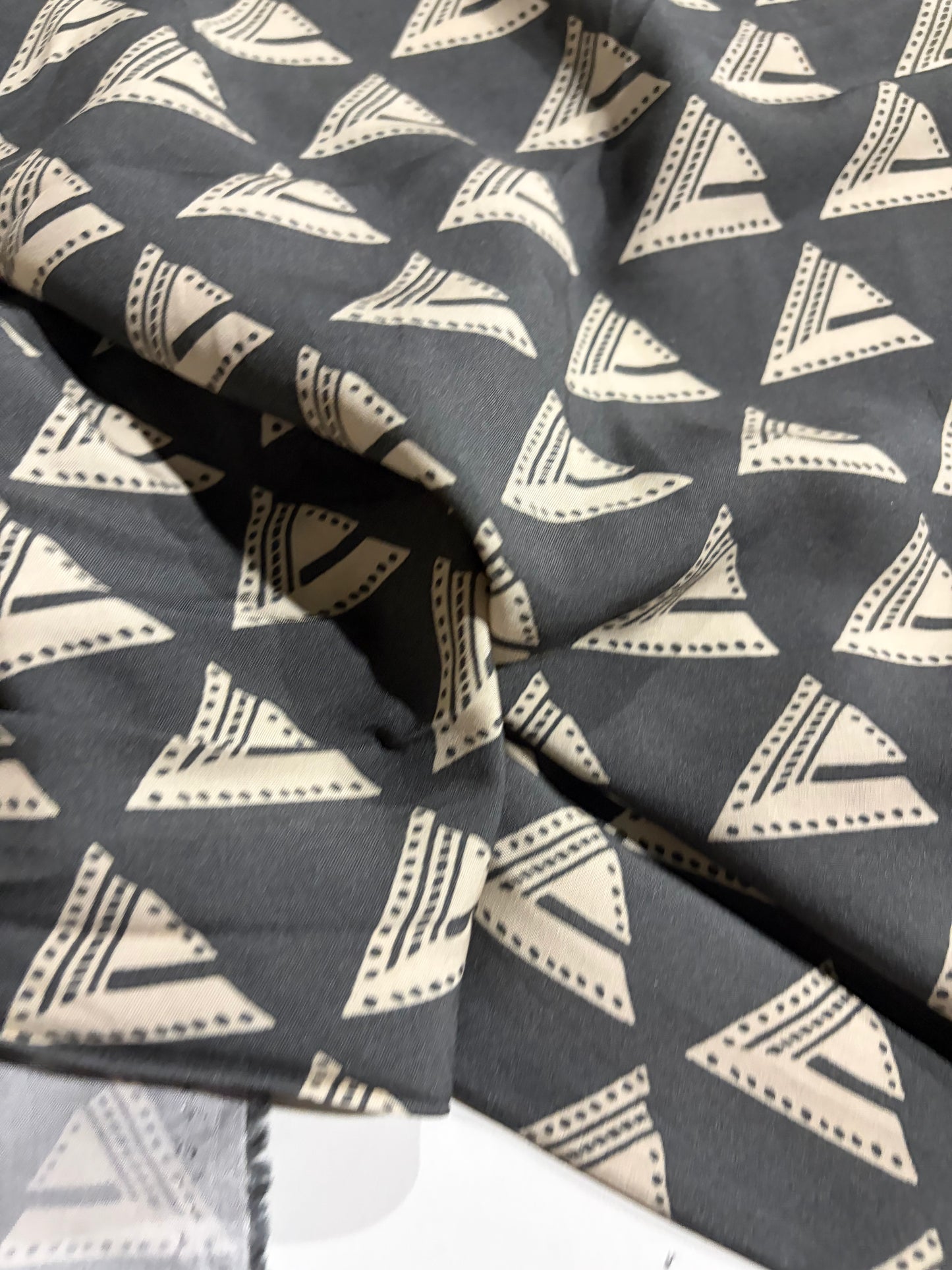 KRUSTY 004 grey/sand geometrical  viscose