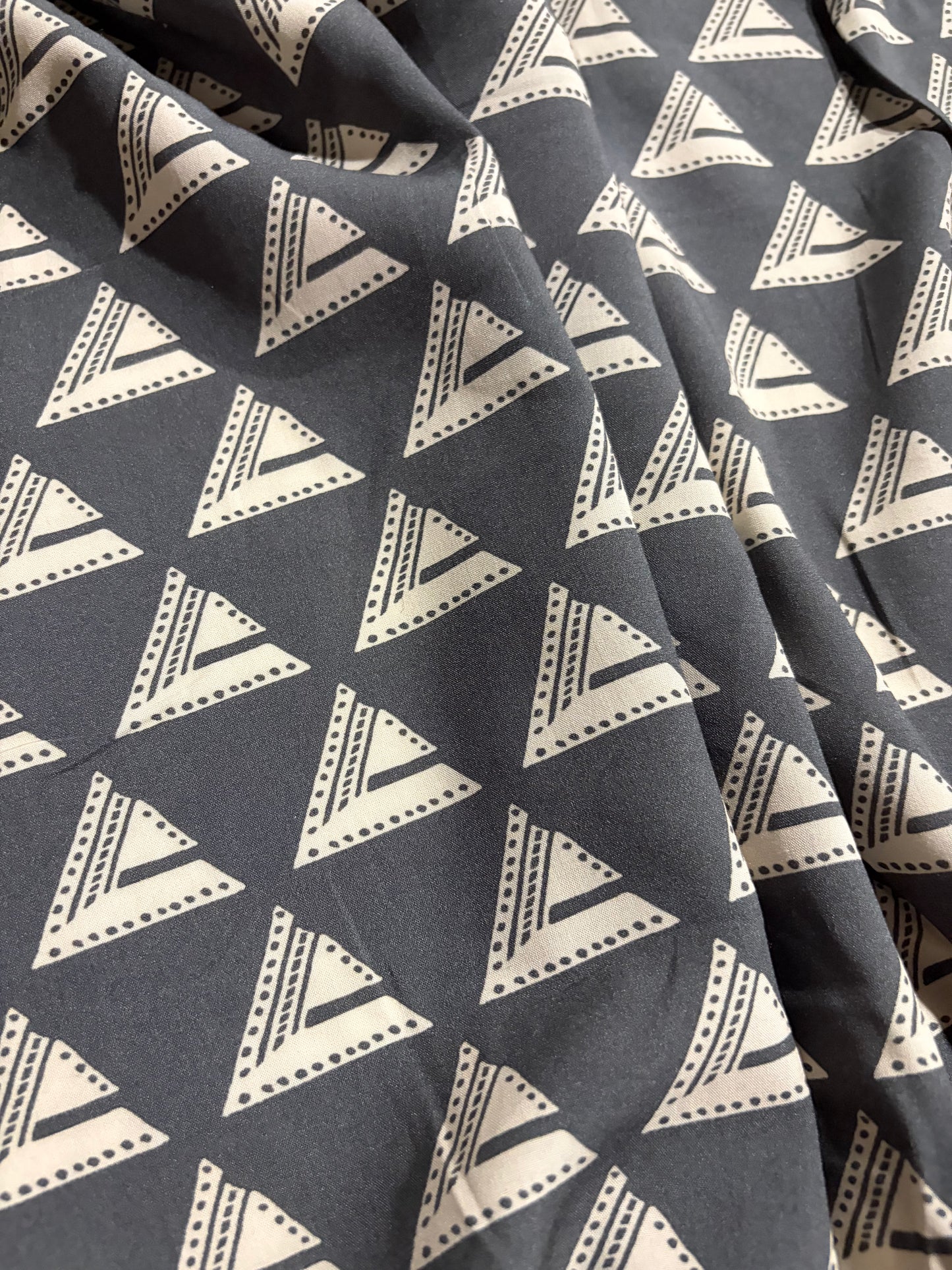 KRUSTY 004 grey/sand geometrical  viscose