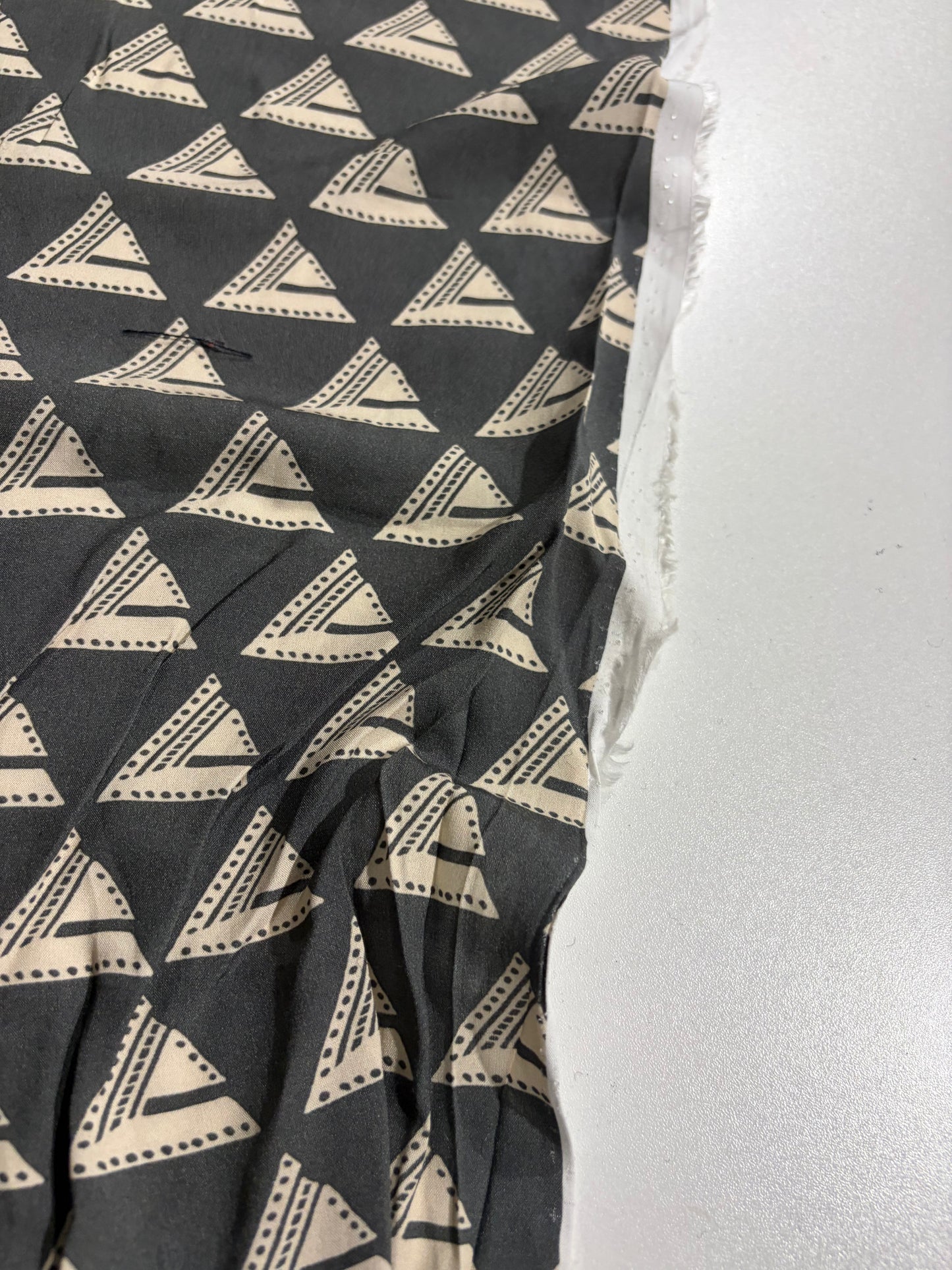 KRUSTY 004 grey/sand geometrical  viscose