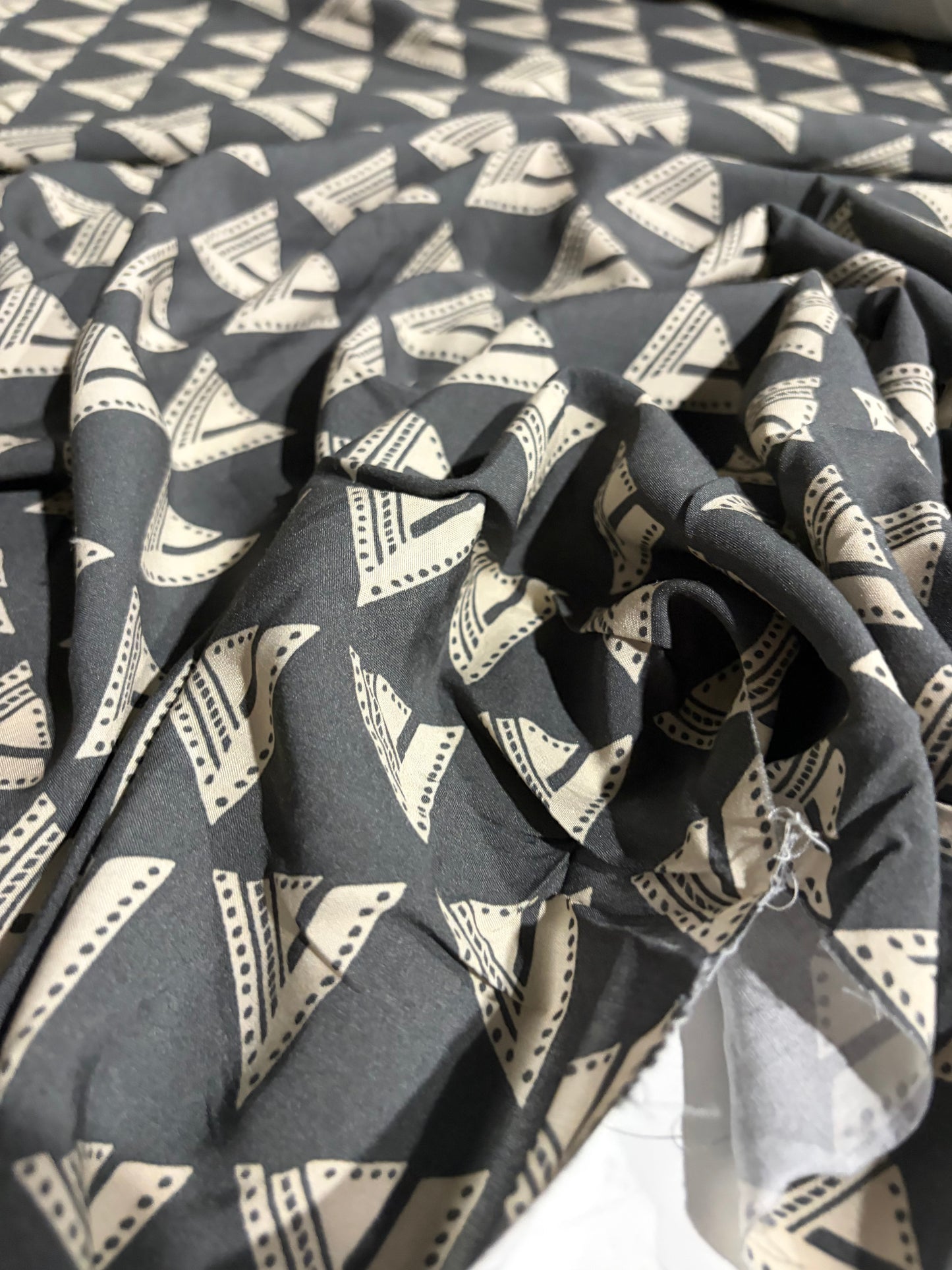 KRUSTY 004 grey/sand geometrical  viscose