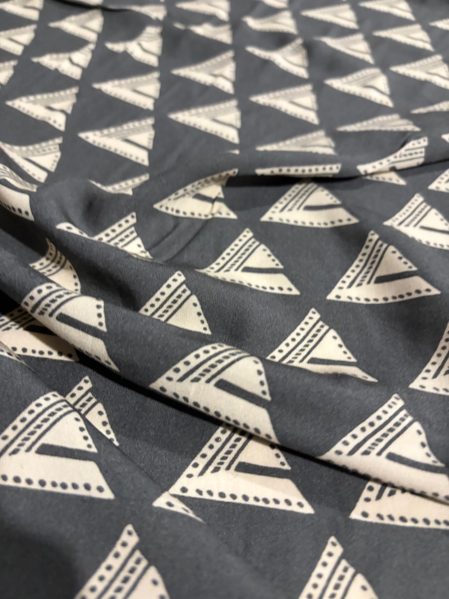 KRUSTY 004 grey/sand geometrical  viscose