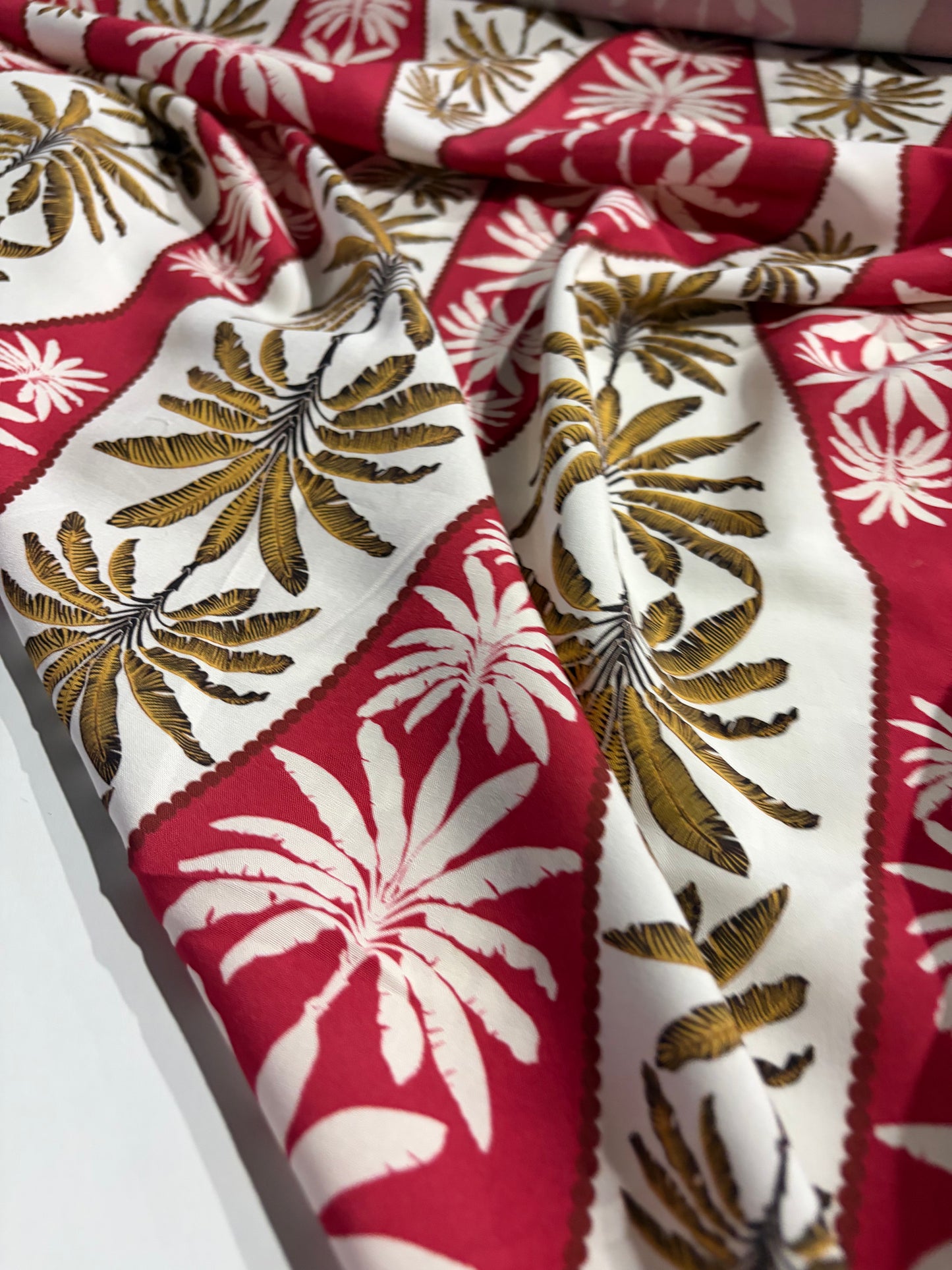 KRUSTY 014 red/sand palmtrees  viscose
