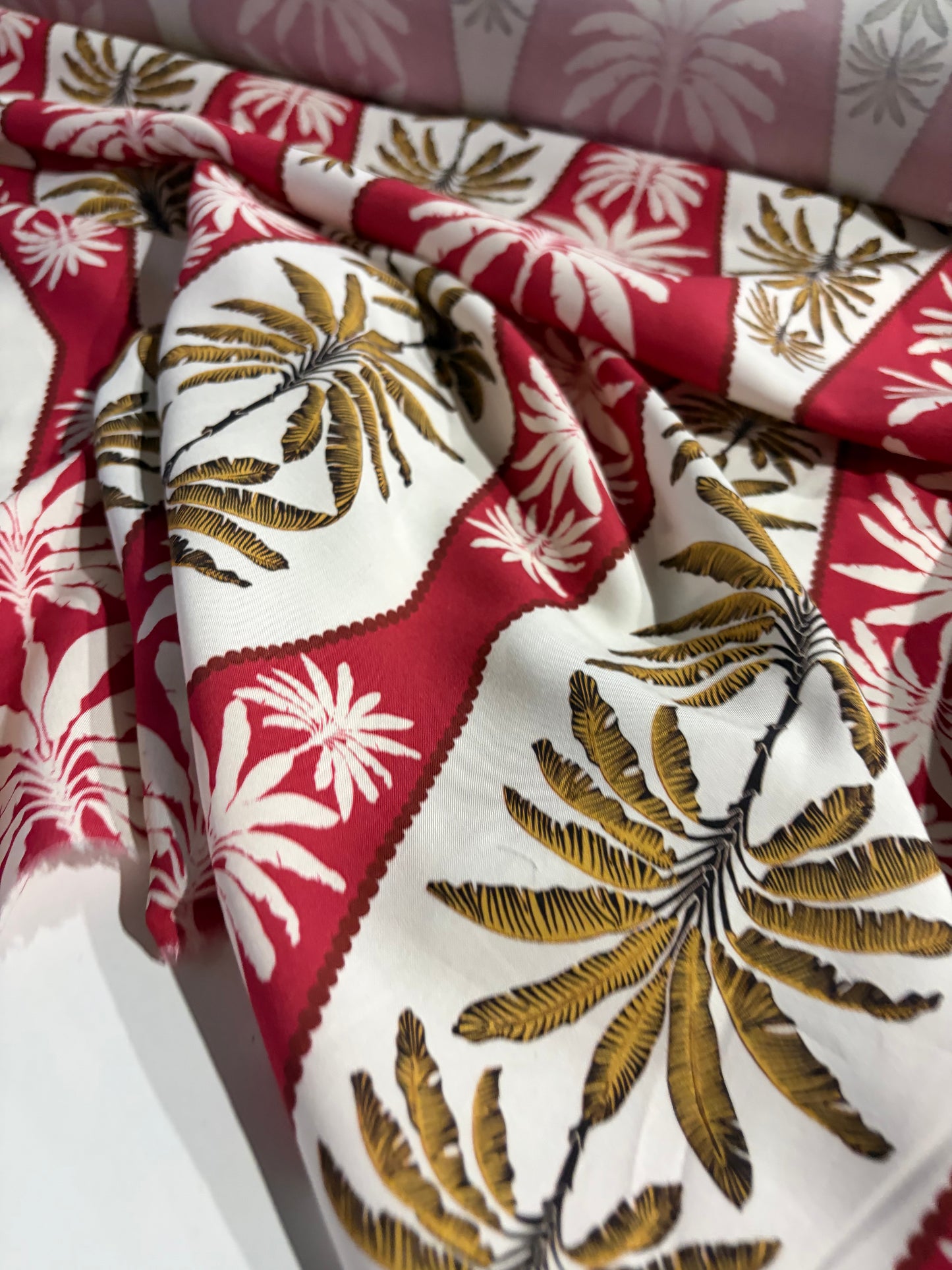 KRUSTY 014 red/sand palmtrees  viscose