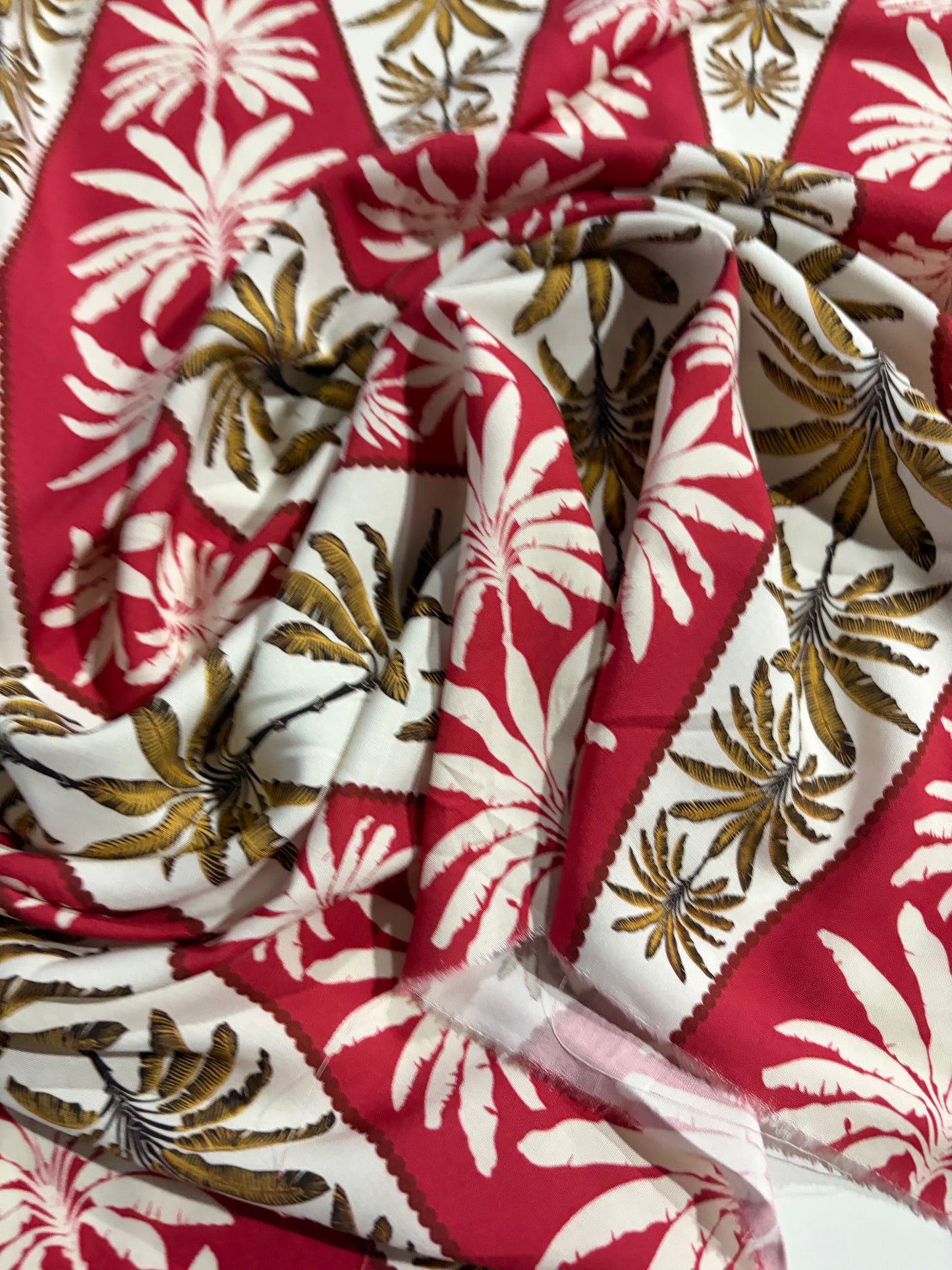 KRUSTY 014 red/sand palmtrees  viscose