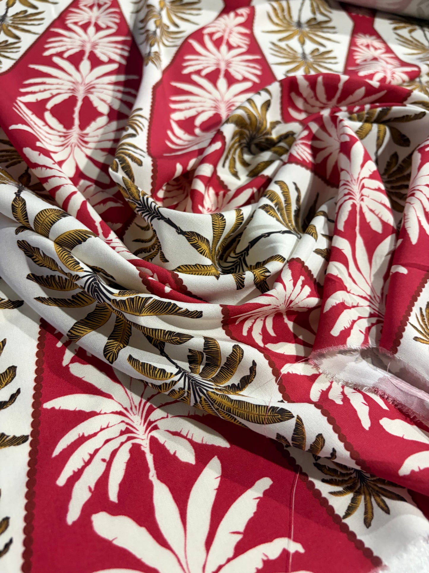 KRUSTY 014 red/sand palmtrees  viscose