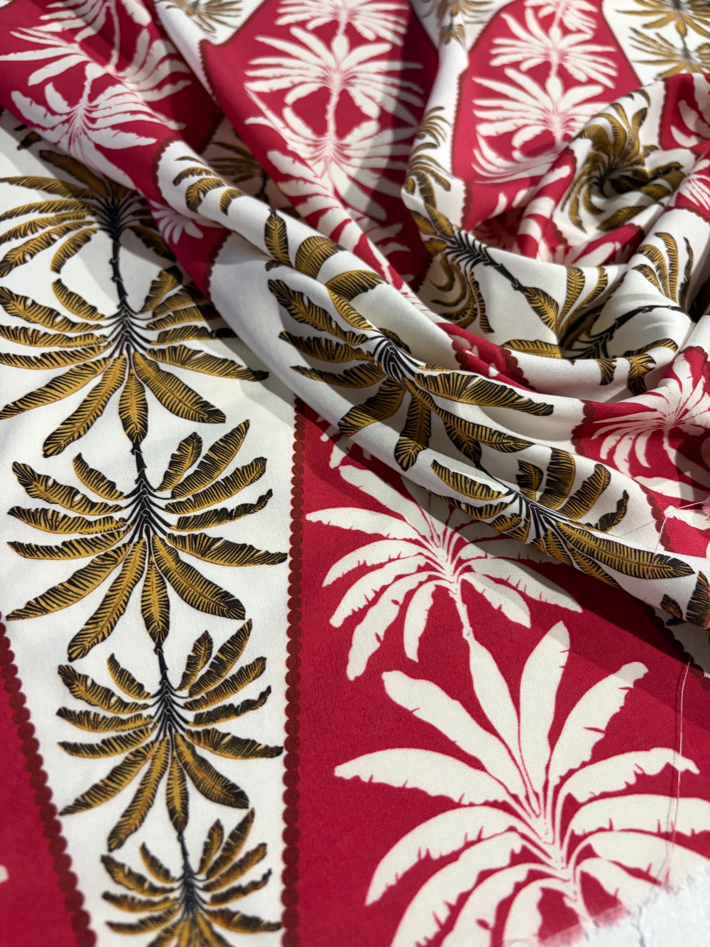KRUSTY 014 red/sand palmtrees  viscose