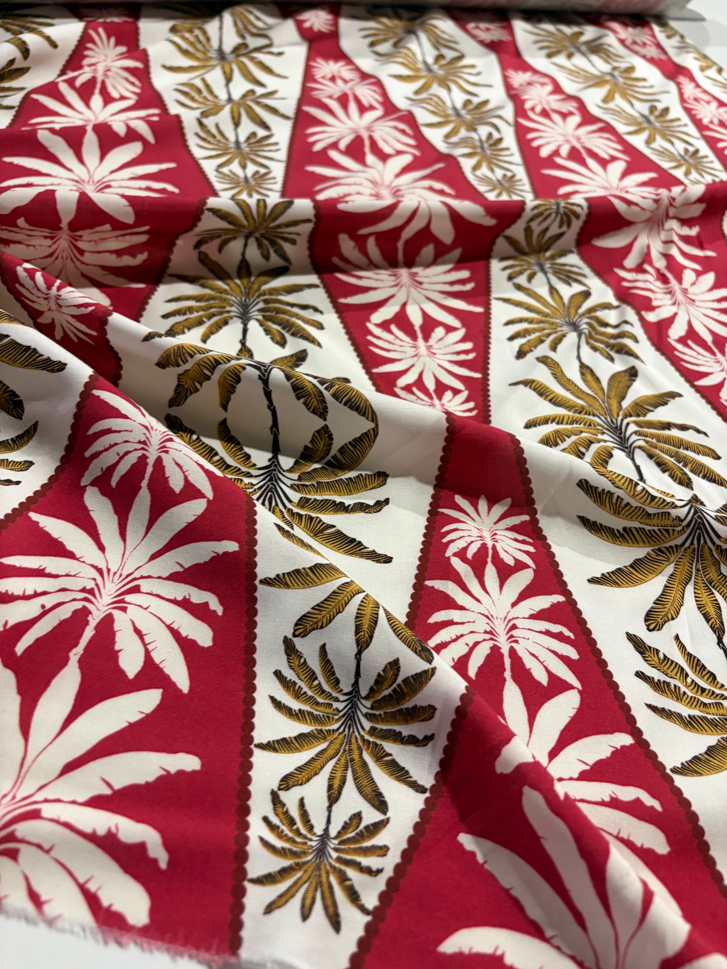 KRUSTY 014 red/sand palmtrees  viscose