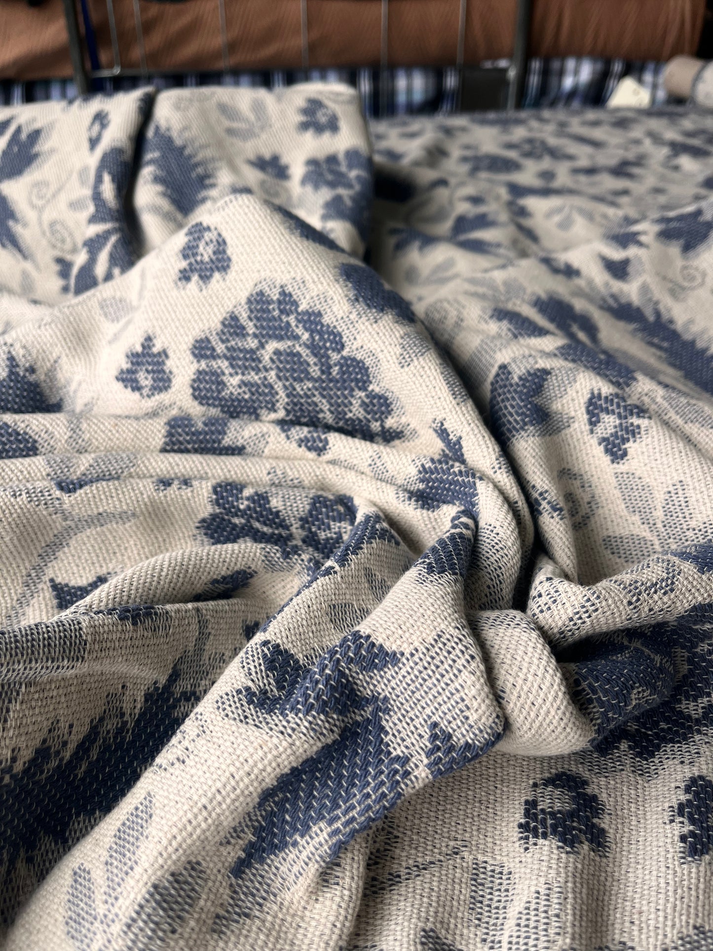 CELIA 022 cot jacquard with flower design blue / ecru