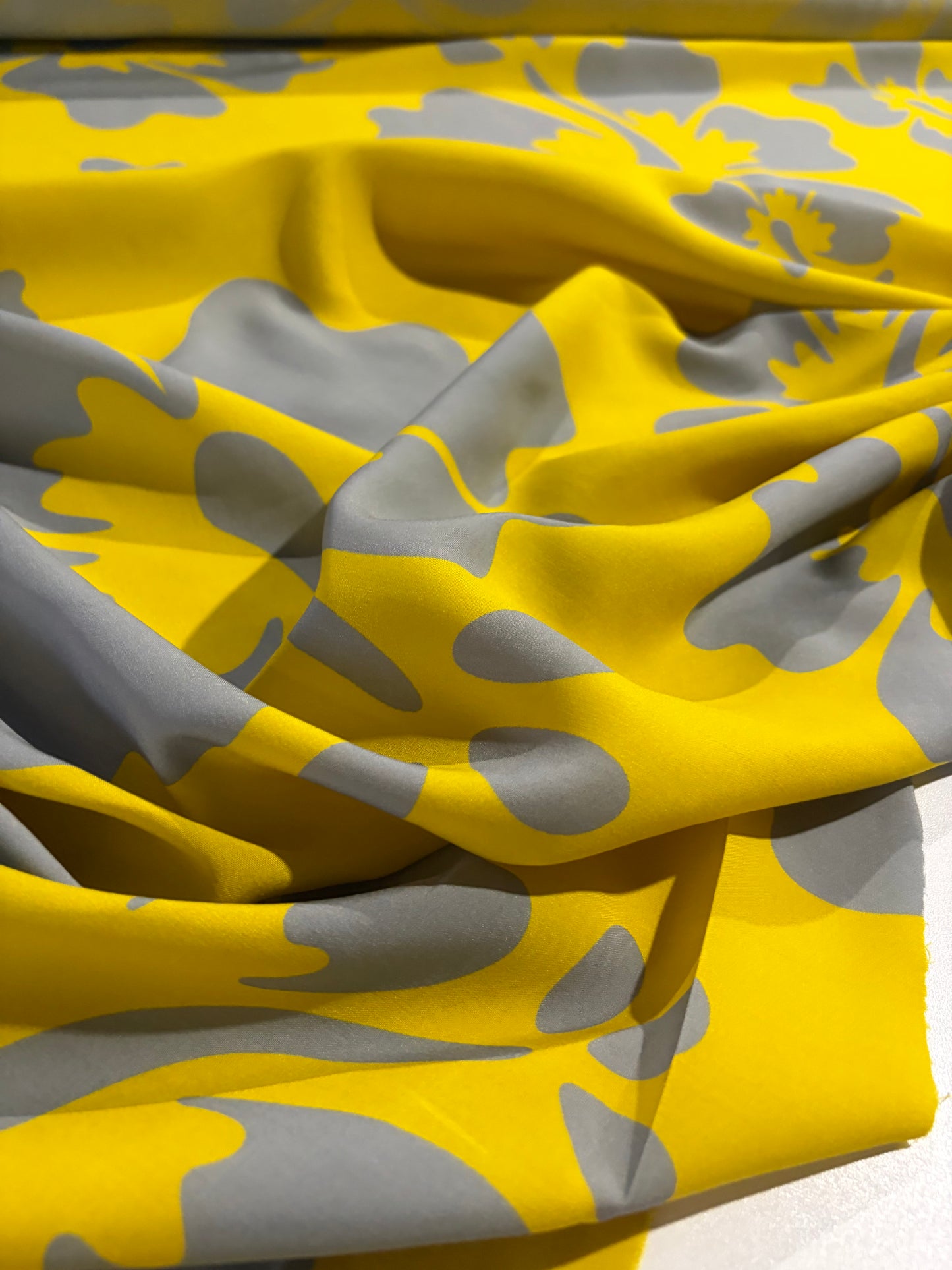KRUSTY 019 yellow/grey giant hibiscus cotton poplin