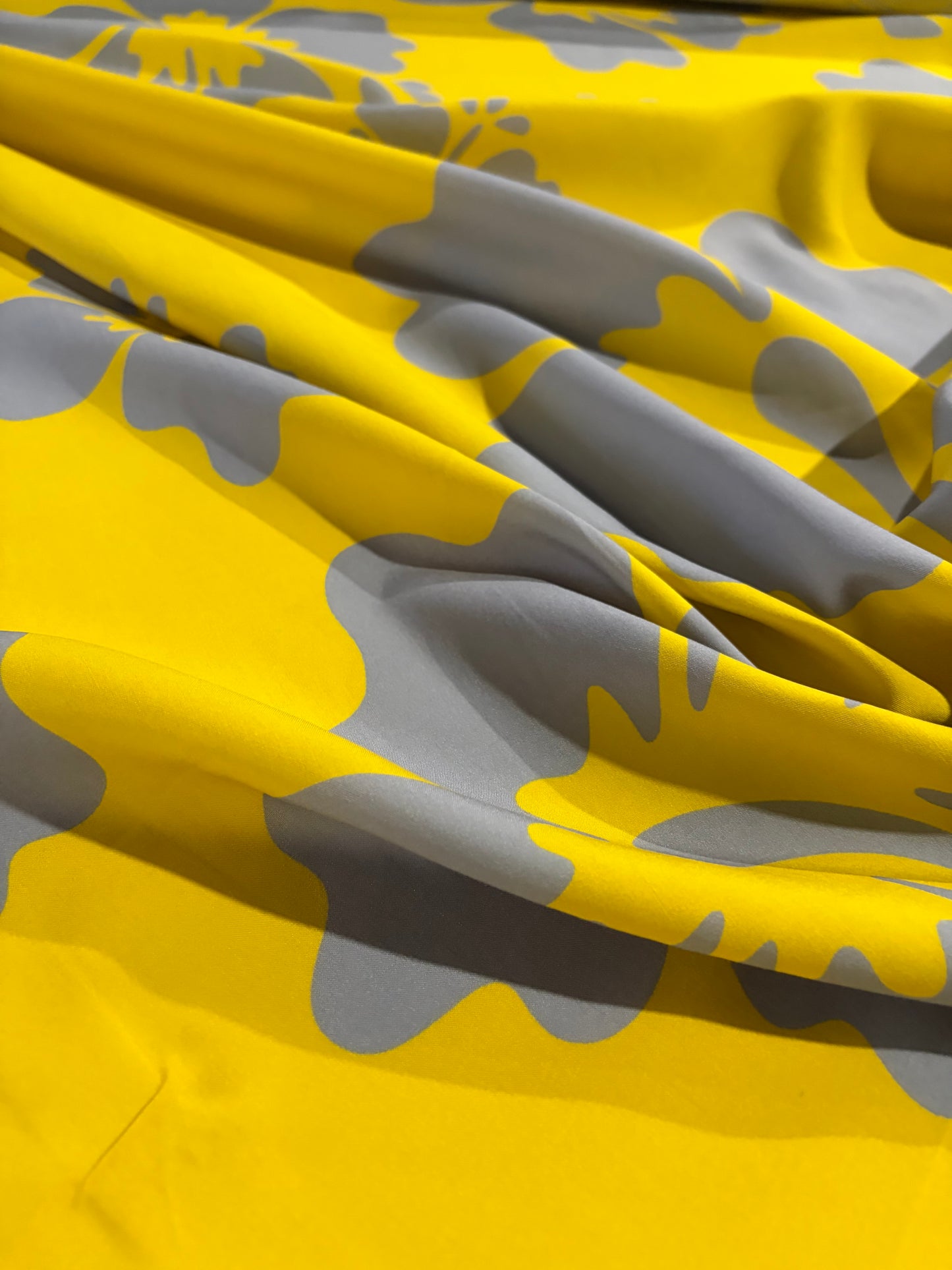 KRUSTY 019 yellow/grey giant hibiscus cotton poplin