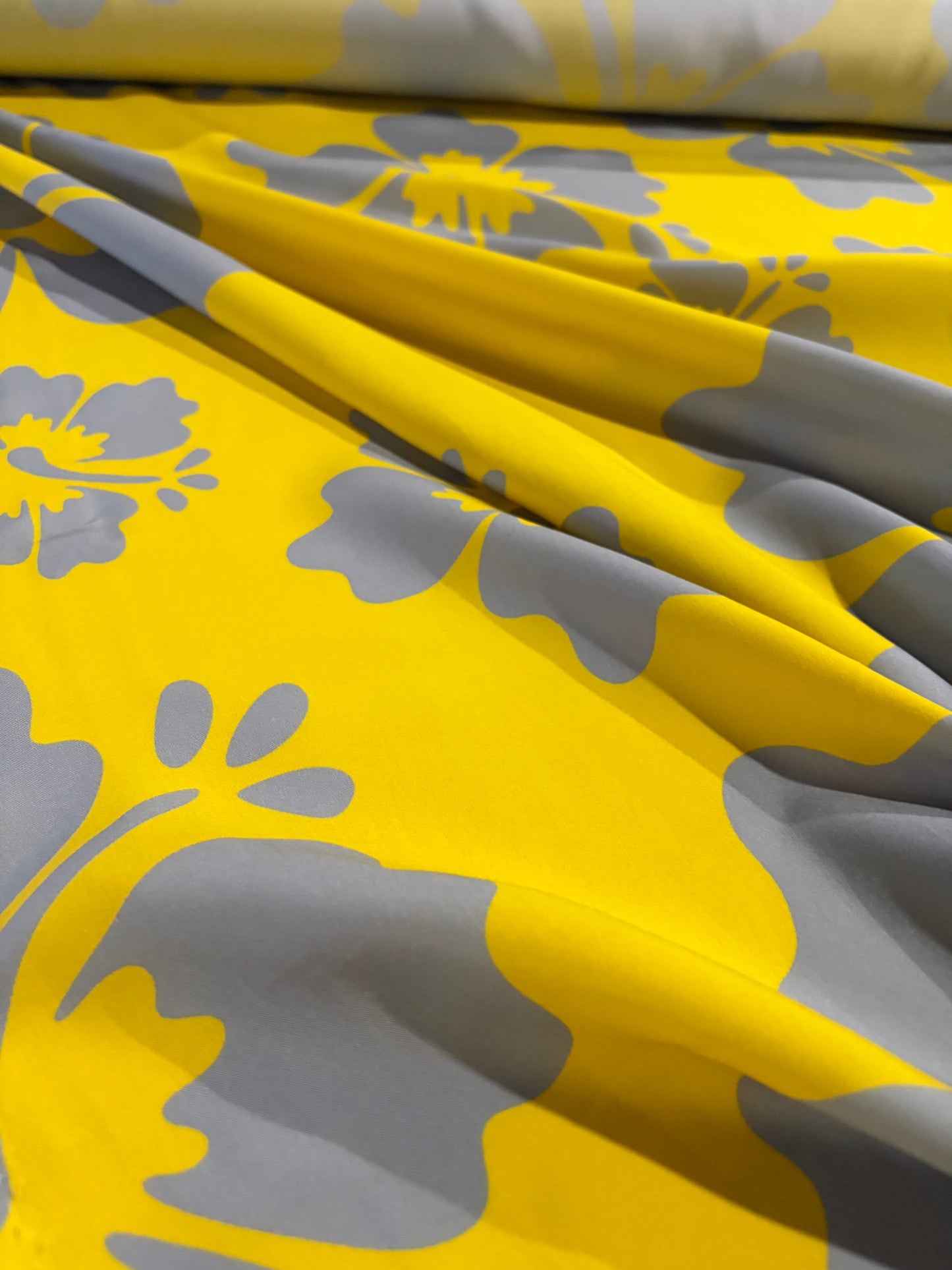 KRUSTY 019 yellow/grey giant hibiscus cotton poplin